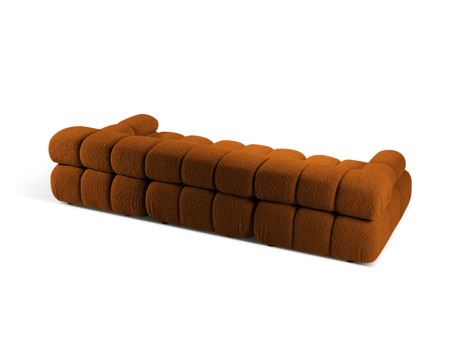 Modulares 3-Sitzer Sofa Bellis Boucle in warmem Brick-Rolf, perfekt für moderne Wohnkonzepte und individuelle Raumgestaltung.