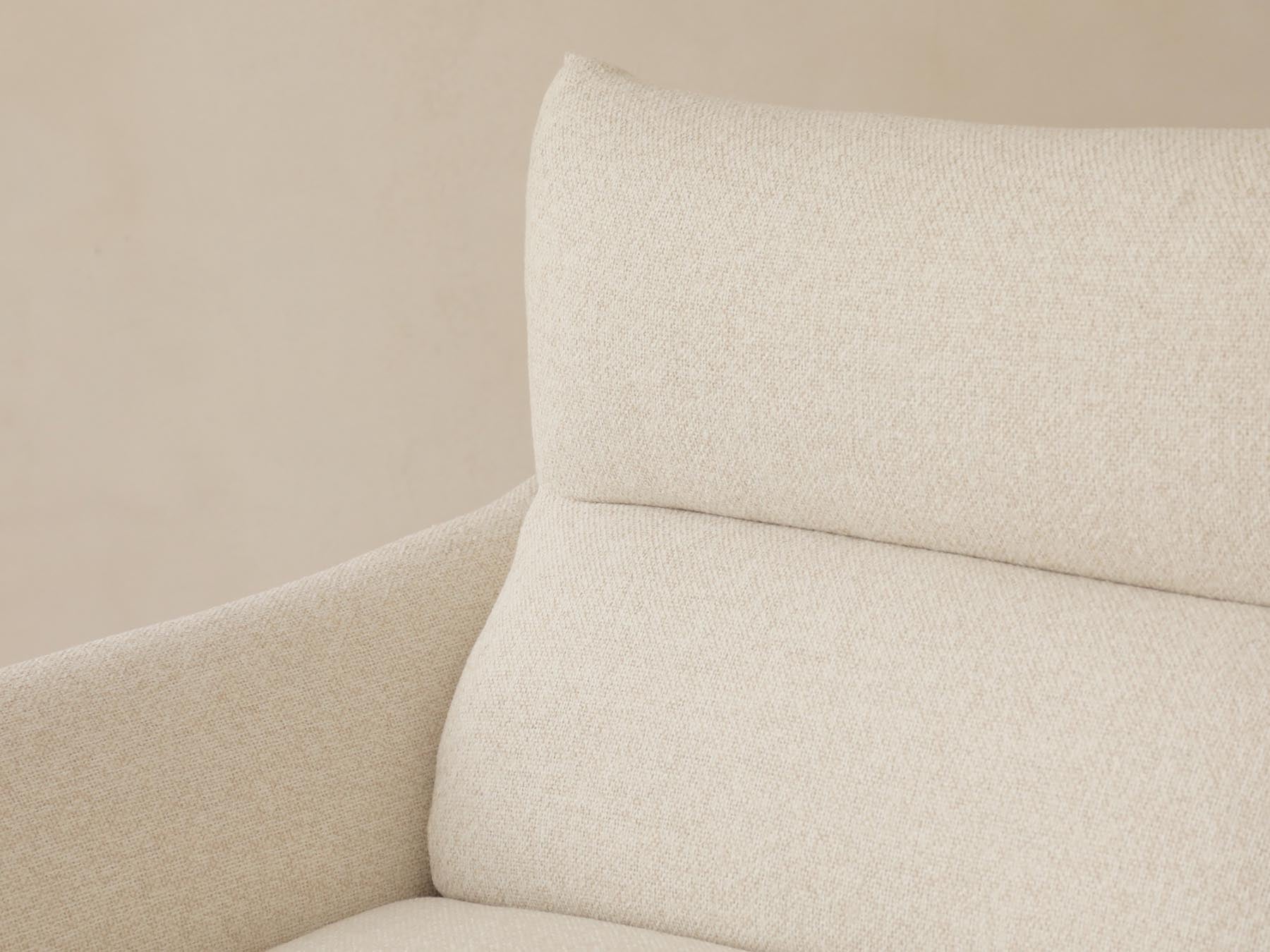 Elegantes 3-Sitzer Sofa Montgri in White-Moon, ideal für entspannte Stunden und geschmackvolle Wohnräume.