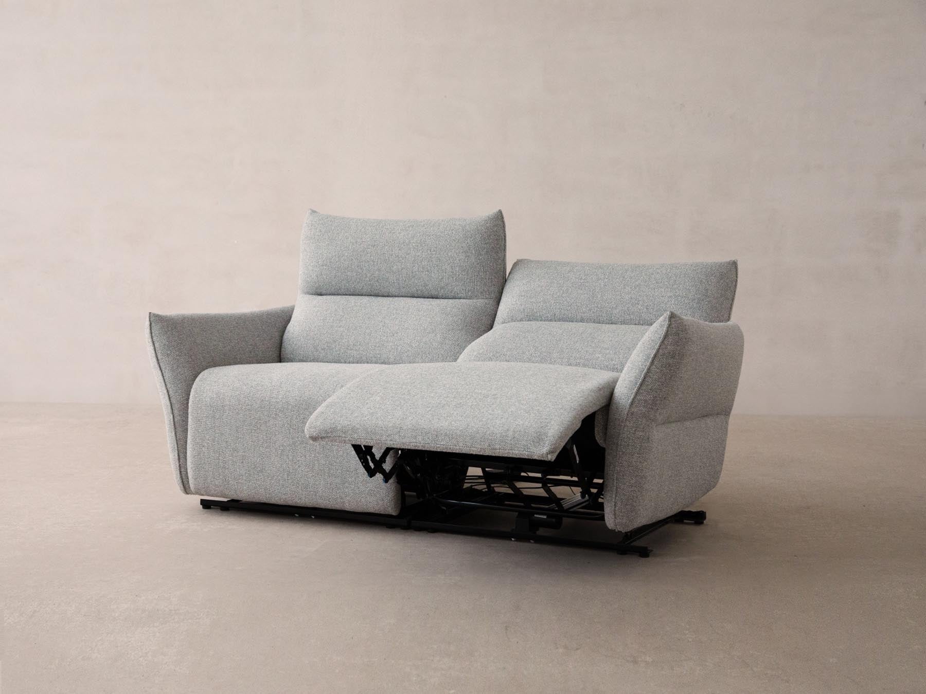 Elegantes 3-Sitzer Sofa Montgri in klassischem Grau, ideal für moderne Wohnräume, entworfen von Micadoni und erhältlich bei KAQTU Design AG.
