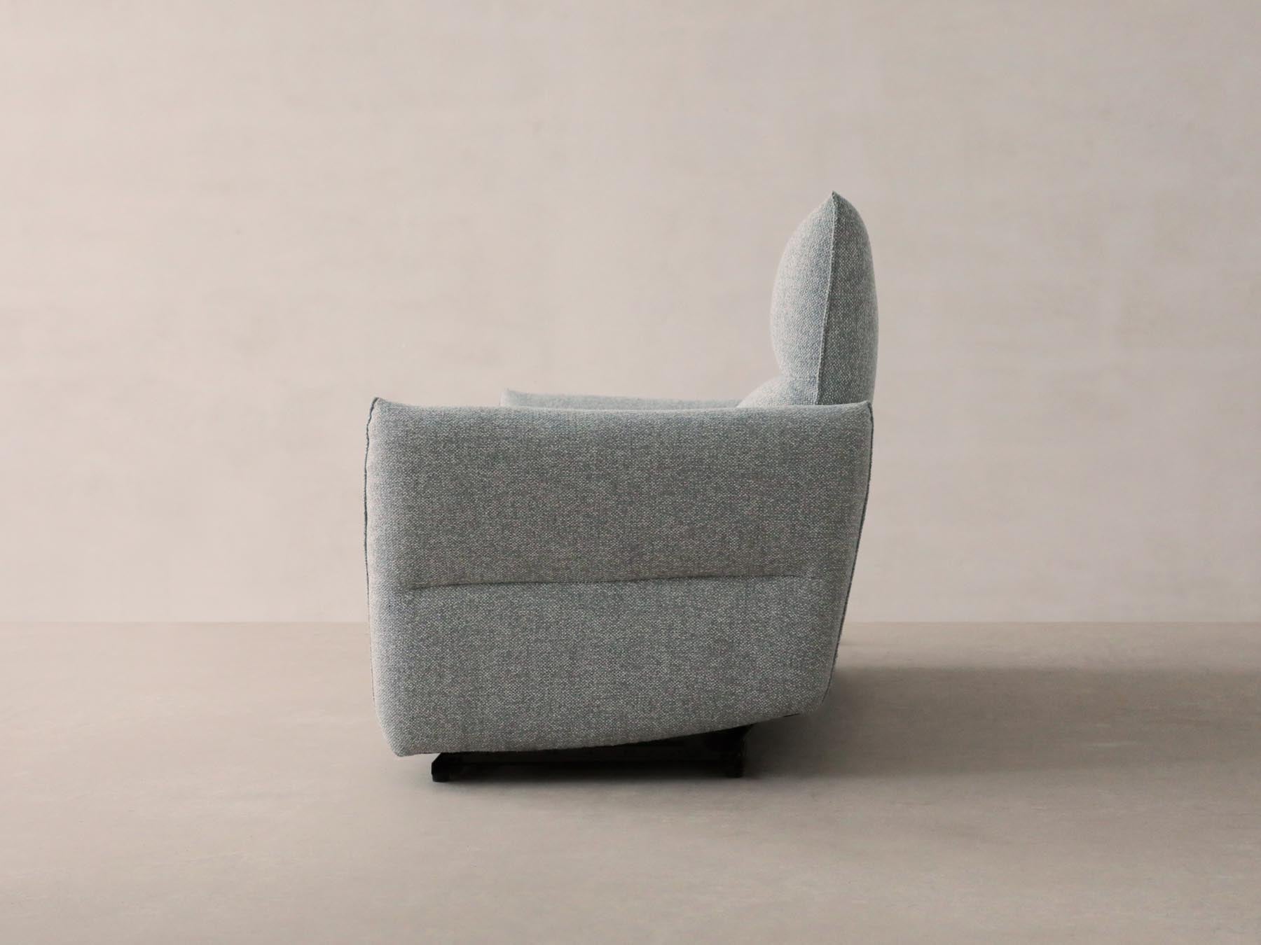 Stilvolles 3-Sitzer Sofa Montgri in zeitlosem Grau, perfekt für jedes Zuhause, entworfen von Micadoni und erhältlich bei KAQTU Design AG.