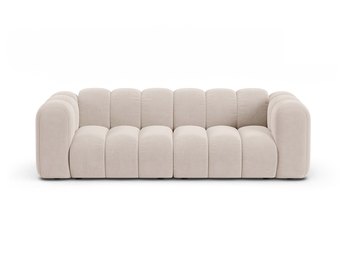 Beigefarbenes 3er Sofa Lupine von Micadoni aus Samtstoff mit schwarzen Kunststoffbeinen, niedriger Rückenlehne und modularem Aufbau.