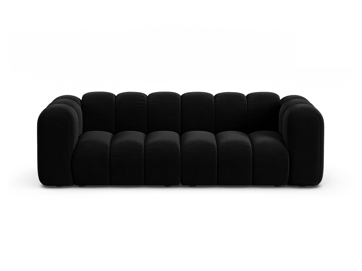 Beigefarbenes 3er Sofa Lupine von Micadoni aus Samtstoff mit schwarzen Kunststoffbeinen, niedriger Rückenlehne und modularem Aufbau.