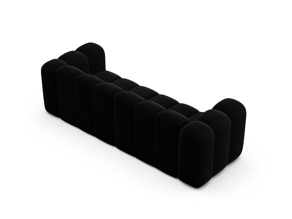 Beigefarbenes 3er Sofa Lupine von Micadoni aus Samtstoff mit schwarzen Kunststoffbeinen, niedriger Rückenlehne und modularem Aufbau.