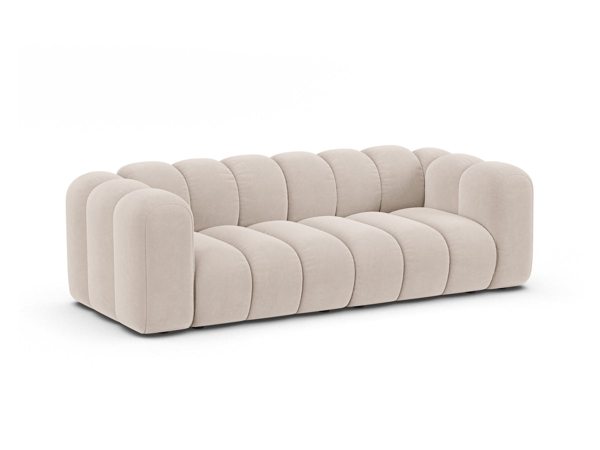 Beigefarbenes 3er Sofa Lupine von Micadoni aus Samtstoff mit schwarzen Kunststoffbeinen, niedriger Rückenlehne und modularem Aufbau.