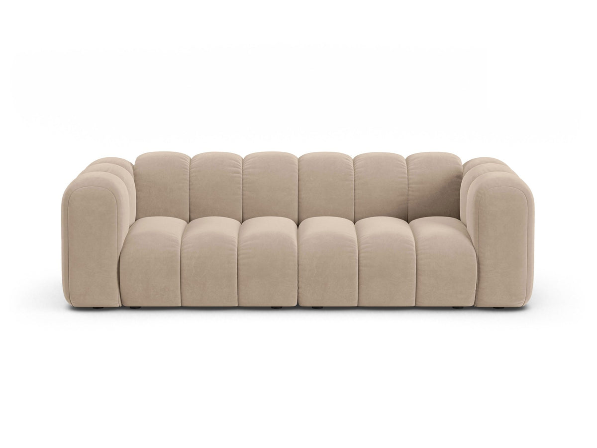 Beigefarbenes 3er Sofa Lupine von Micadoni aus Samtstoff mit schwarzen Kunststoffbeinen, niedriger Rückenlehne und modularem Aufbau.