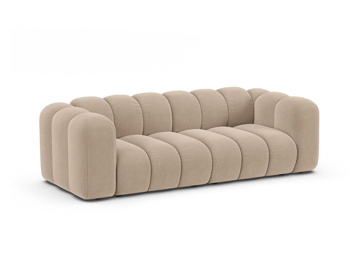 Beigefarbenes 3er Sofa Lupine von Micadoni aus Samtstoff mit schwarzen Kunststoffbeinen, niedriger Rückenlehne und modularem Aufbau.