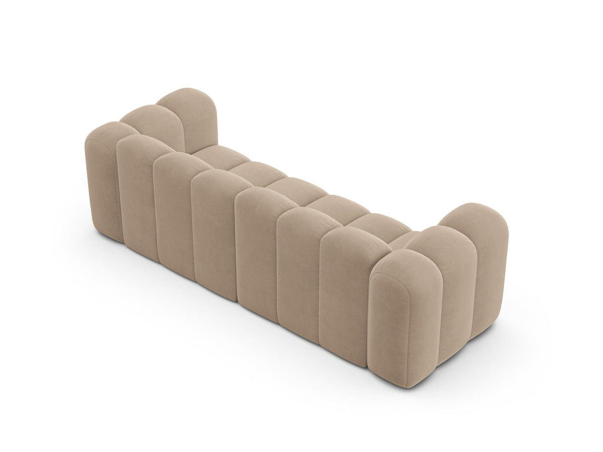 Beigefarbenes 3er Sofa Lupine von Micadoni aus Samtstoff mit schwarzen Kunststoffbeinen, niedriger Rückenlehne und modularem Aufbau.