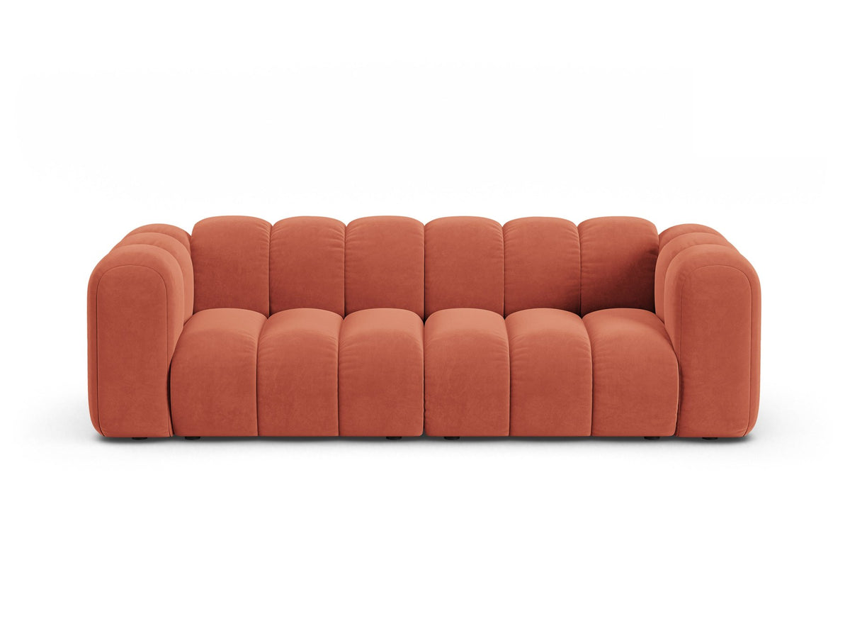 Beigefarbenes 3er Sofa Lupine von Micadoni aus Samtstoff mit schwarzen Kunststoffbeinen, niedriger Rückenlehne und modularem Aufbau.
