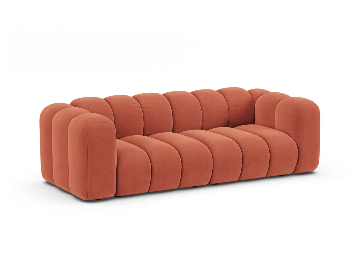 Beigefarbenes 3er Sofa Lupine von Micadoni aus Samtstoff mit schwarzen Kunststoffbeinen, niedriger Rückenlehne und modularem Aufbau.