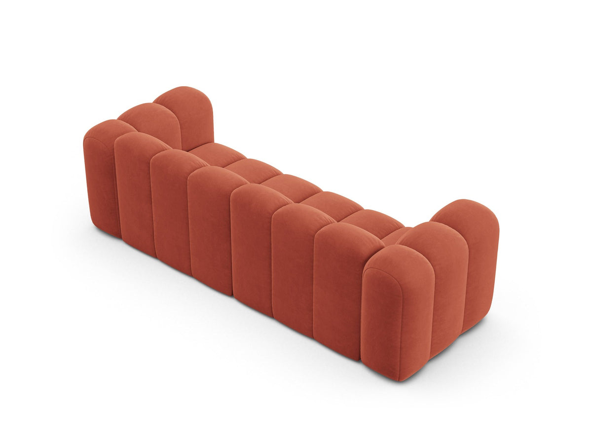 Beigefarbenes 3er Sofa Lupine von Micadoni aus Samtstoff mit schwarzen Kunststoffbeinen, niedriger Rückenlehne und modularem Aufbau.