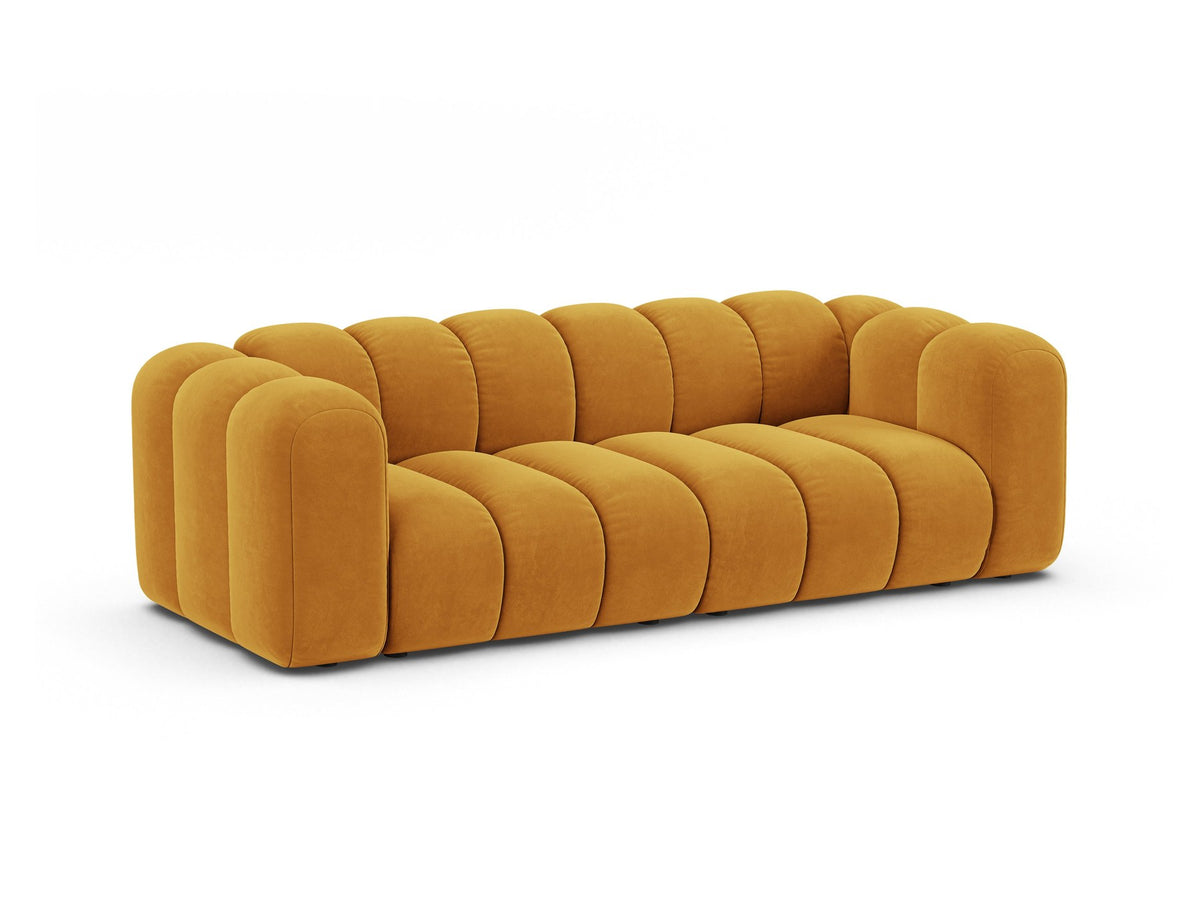 Beigefarbenes 3er Sofa Lupine von Micadoni aus Samtstoff mit schwarzen Kunststoffbeinen, niedriger Rückenlehne und modularem Aufbau.