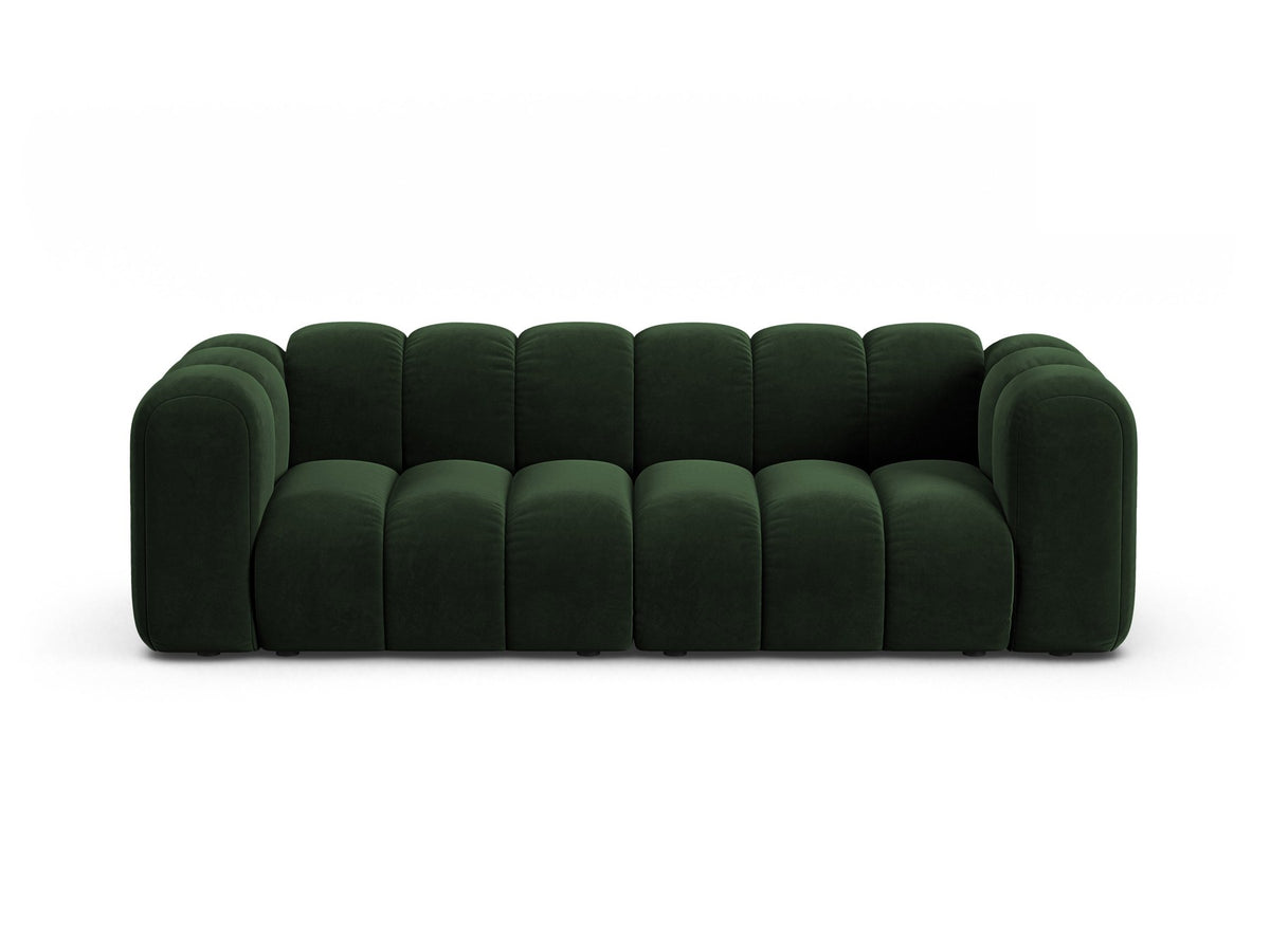 Beigefarbenes 3er Sofa Lupine von Micadoni aus Samtstoff mit schwarzen Kunststoffbeinen, niedriger Rückenlehne und modularem Aufbau.
