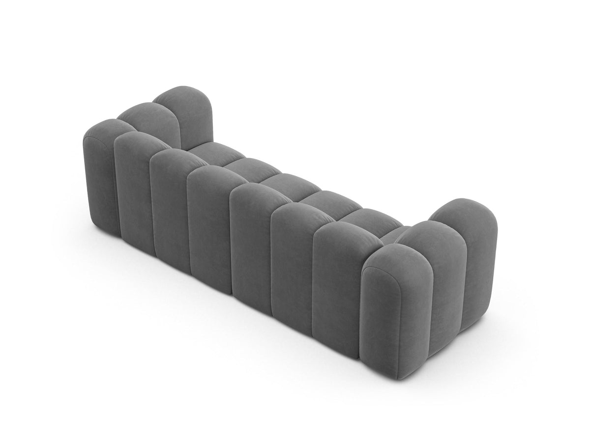 Beigefarbenes 3er Sofa Lupine von Micadoni aus Samtstoff mit schwarzen Kunststoffbeinen, niedriger Rückenlehne und modularem Aufbau.