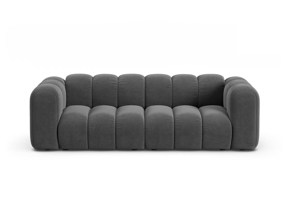 Beigefarbenes 3er Sofa Lupine von Micadoni aus Samtstoff mit schwarzen Kunststoffbeinen, niedriger Rückenlehne und modularem Aufbau.