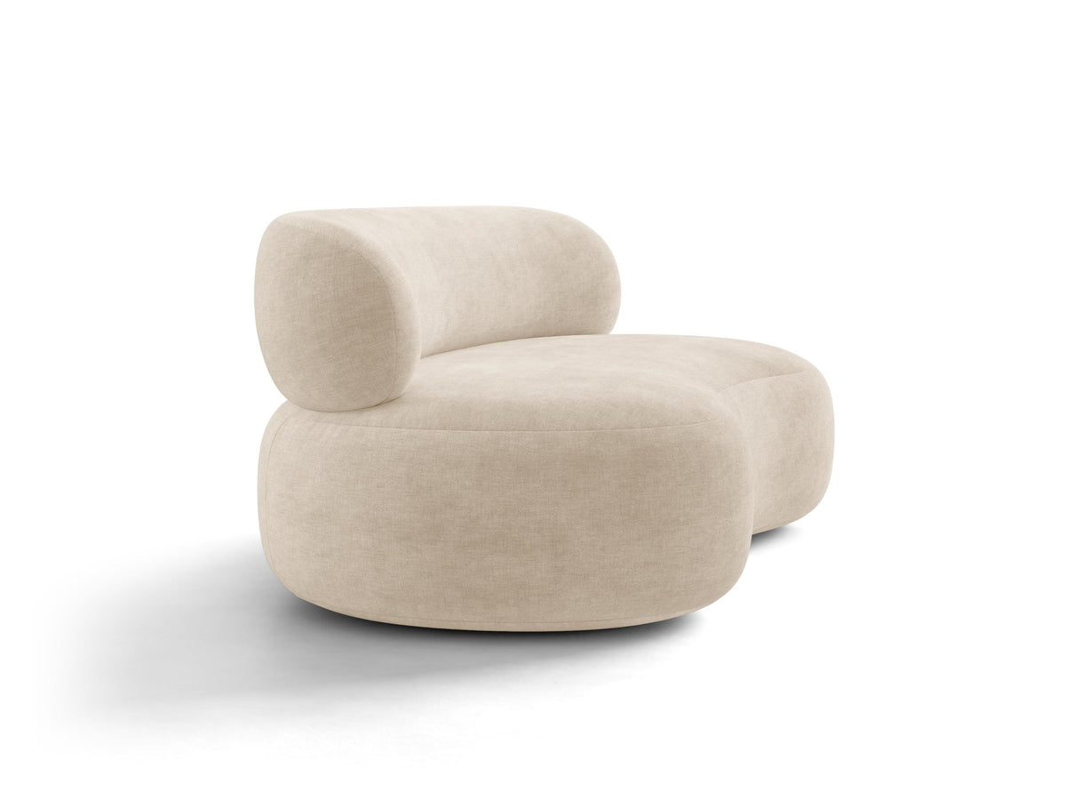 Foto des Aura 3er Sofas von Micadoni in Leichtes beige, Chenille-Stoff Golden, geschwungene Rückenlehne, schwarze Kunststoffbeine.