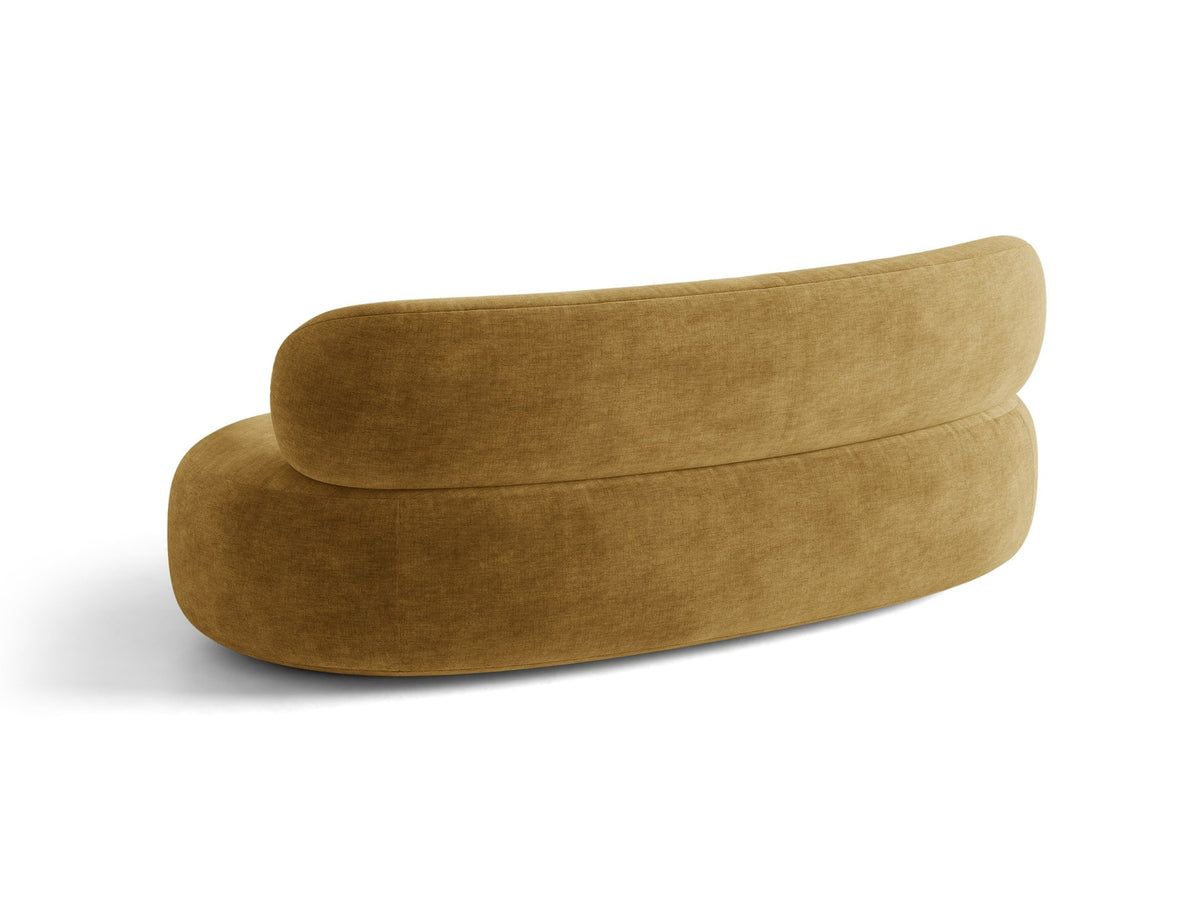 Foto des Aura 3er Sofas von Micadoni in Leichtes beige, Chenille-Stoff Golden, geschwungene Rückenlehne, schwarze Kunststoffbeine.