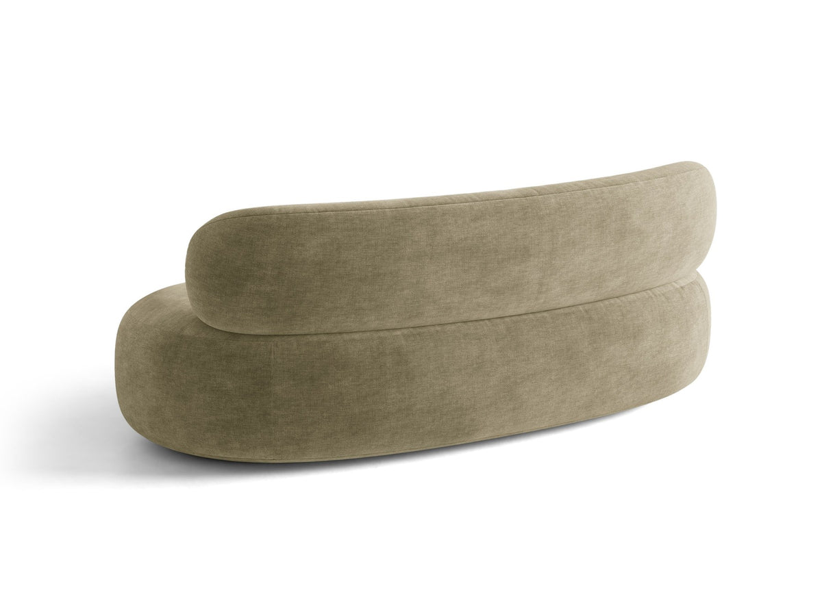 Foto des Aura 3er Sofas von Micadoni in Leichtes beige, Chenille-Stoff Golden, geschwungene Rückenlehne, schwarze Kunststoffbeine.
