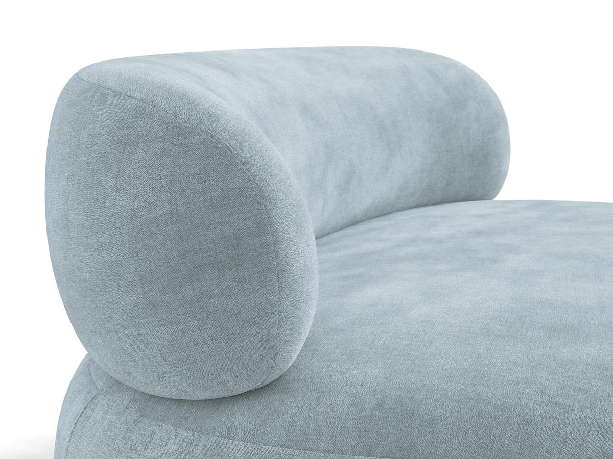 Foto des Aura 3er Sofas von Micadoni in Leichtes beige, Chenille-Stoff Golden, geschwungene Rückenlehne, schwarze Kunststoffbeine.
