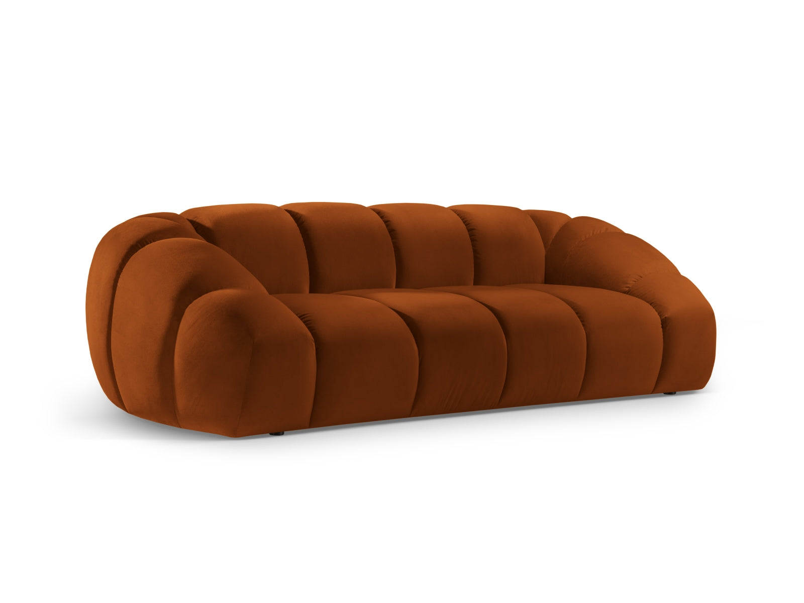 Elegantes Diana Velour Sofa in warmem Terracotta, ideal für stilvolle Wohnräume. Komfortables 3-Sitzer Design von Micadoni.