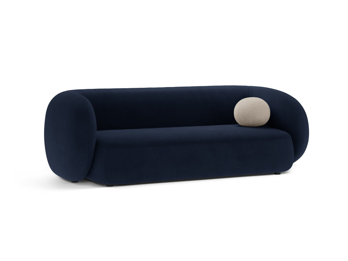 Weisses 3er Sofa Kate von Micadoni mit Bouclé-Stoffbezug, schwarzen Kunststoffbeinen und modularem Aufbau, Frontalansicht.