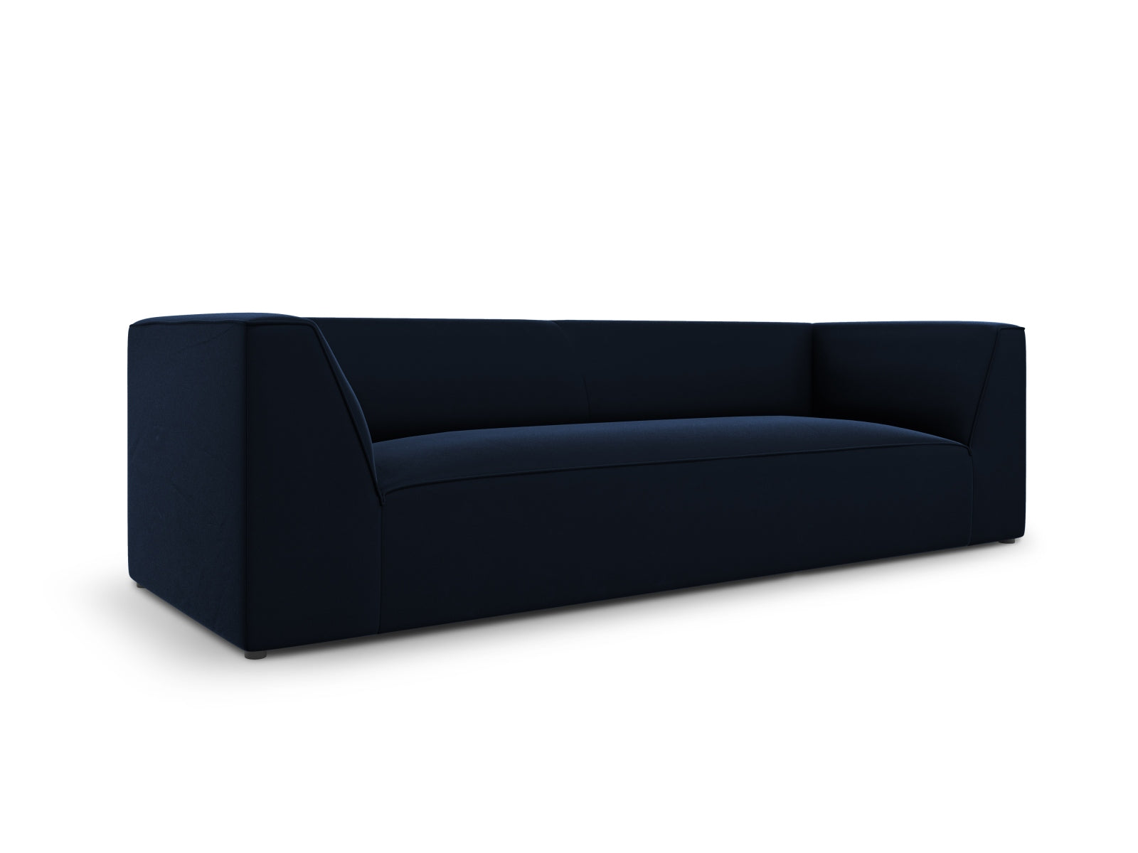 Elegantes Ruby Velour Sofa in einem luxuriösen Rotton, ideal für stilvolle Wohnzimmergestaltung. Hochwertige Verarbeitung von Micadoni.
