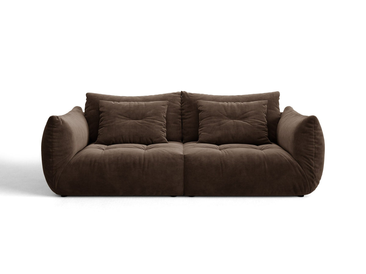 Beige gepolstertes 3er Sofa Bloom von Micadoni mit Veloursstoff Casino Pearl, schwarzen Kunststoffbeinen und grossen Rückenkissen.