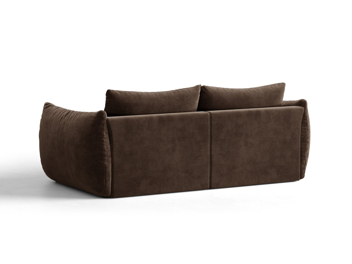 Beige gepolstertes 3er Sofa Bloom von Micadoni mit Veloursstoff Casino Pearl, schwarzen Kunststoffbeinen und grossen Rückenkissen.