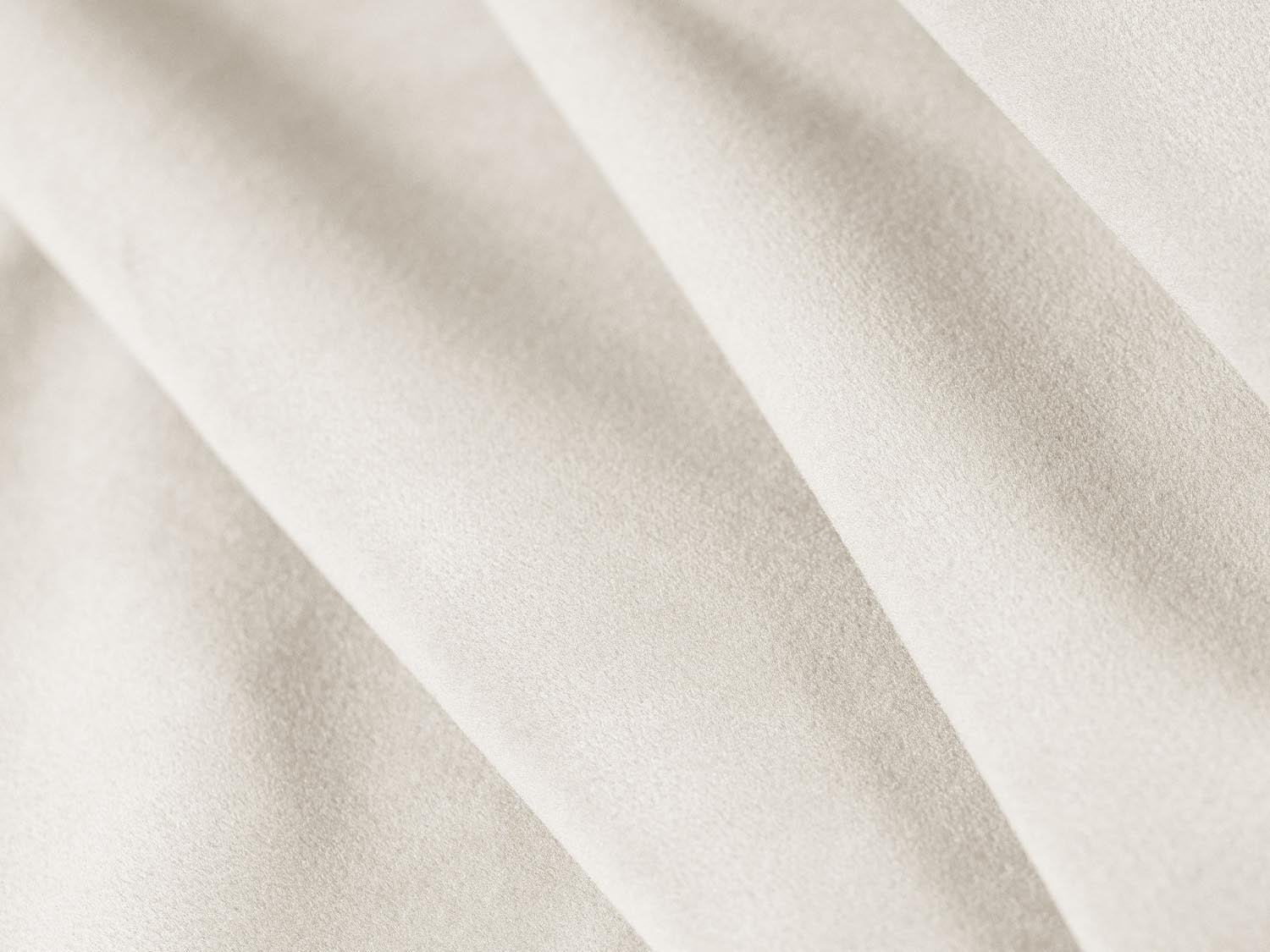 Elegantes Kaelle 3-Sitzer Sofa in sanftem Beige-Bluvel, ideal für stilvolle Wohnräume. Hochwertige Verarbeitung von Micadoni.