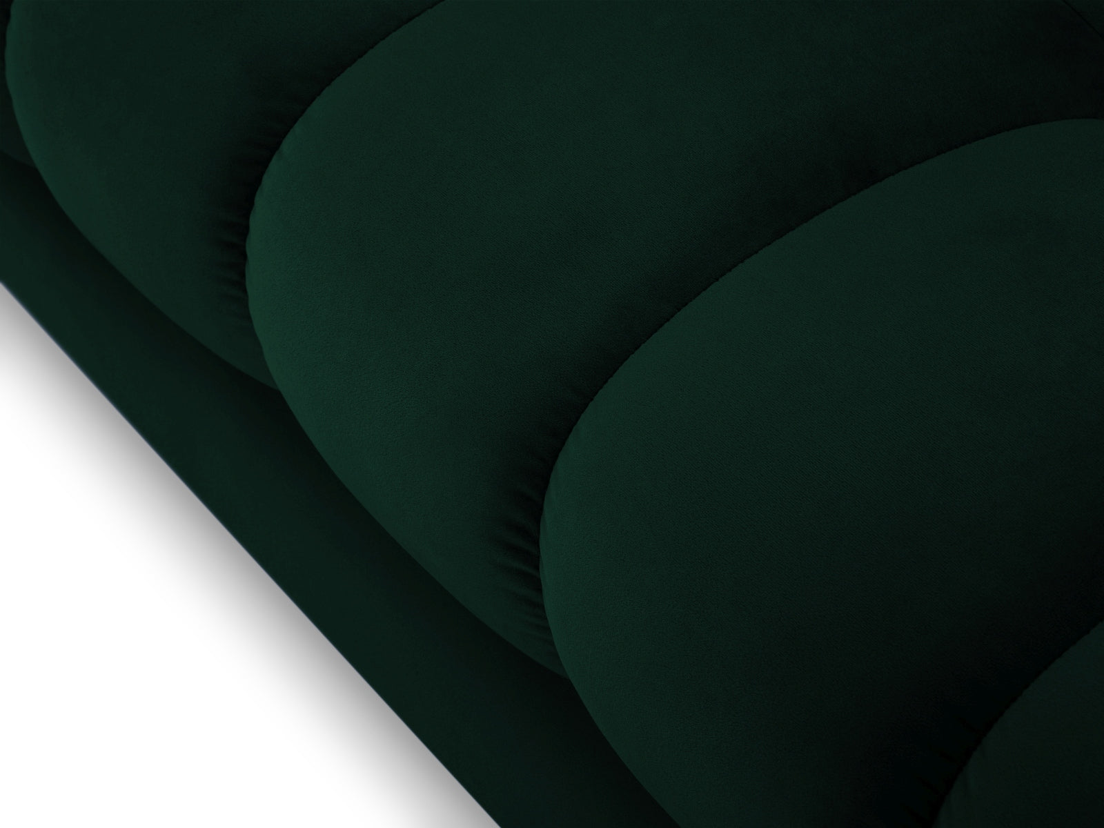 Stilvolles 3-Sitzer Sofa Mamaia in luxuriösem Velours, tiefgrün, perfekt für moderne Wohnzimmer und gemütliche Abende.