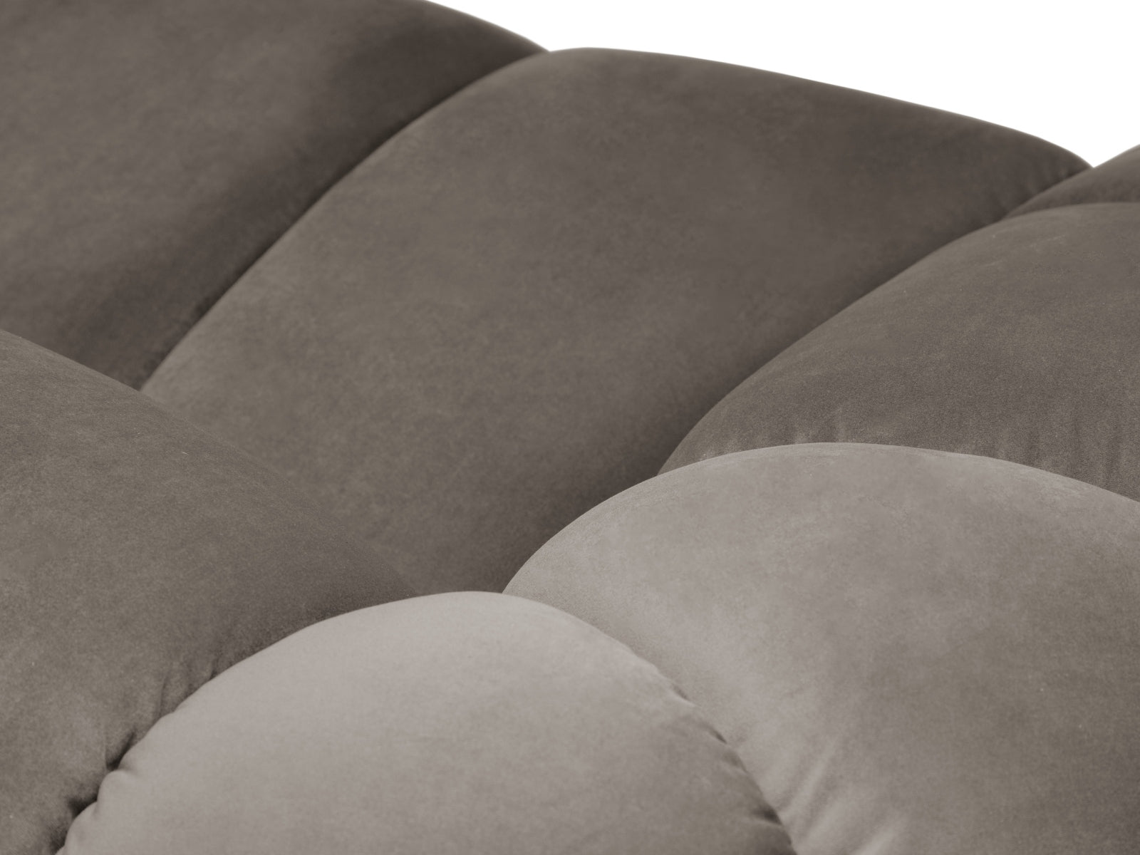 Stilvolles 3-Sitzer Sofa Diana aus luxuriösem Velours, perfekt für entspannte Stunden und moderne Wohnräume in sanften Erdtönen.