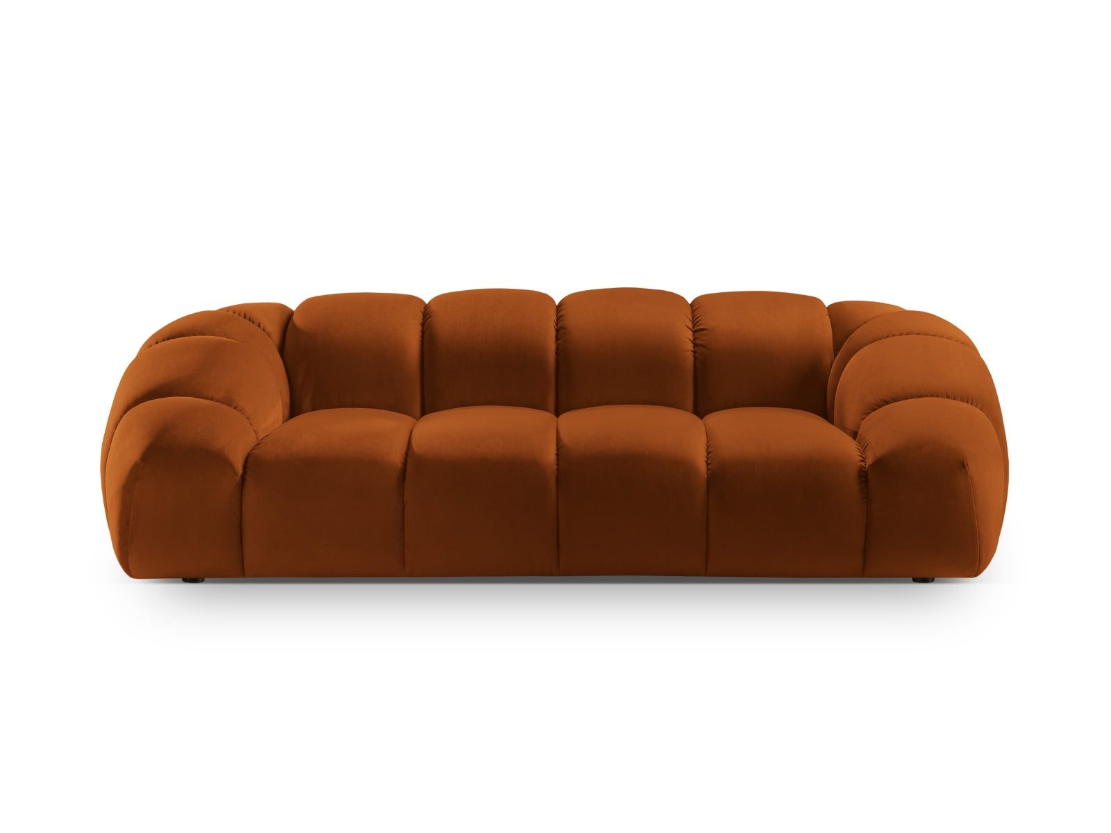 Elegantes 3-Sitzer Sofa aus weichem Velours in warmem Terracotta, ideal für stilvolle und gemütliche Wohnräume von Micadoni.