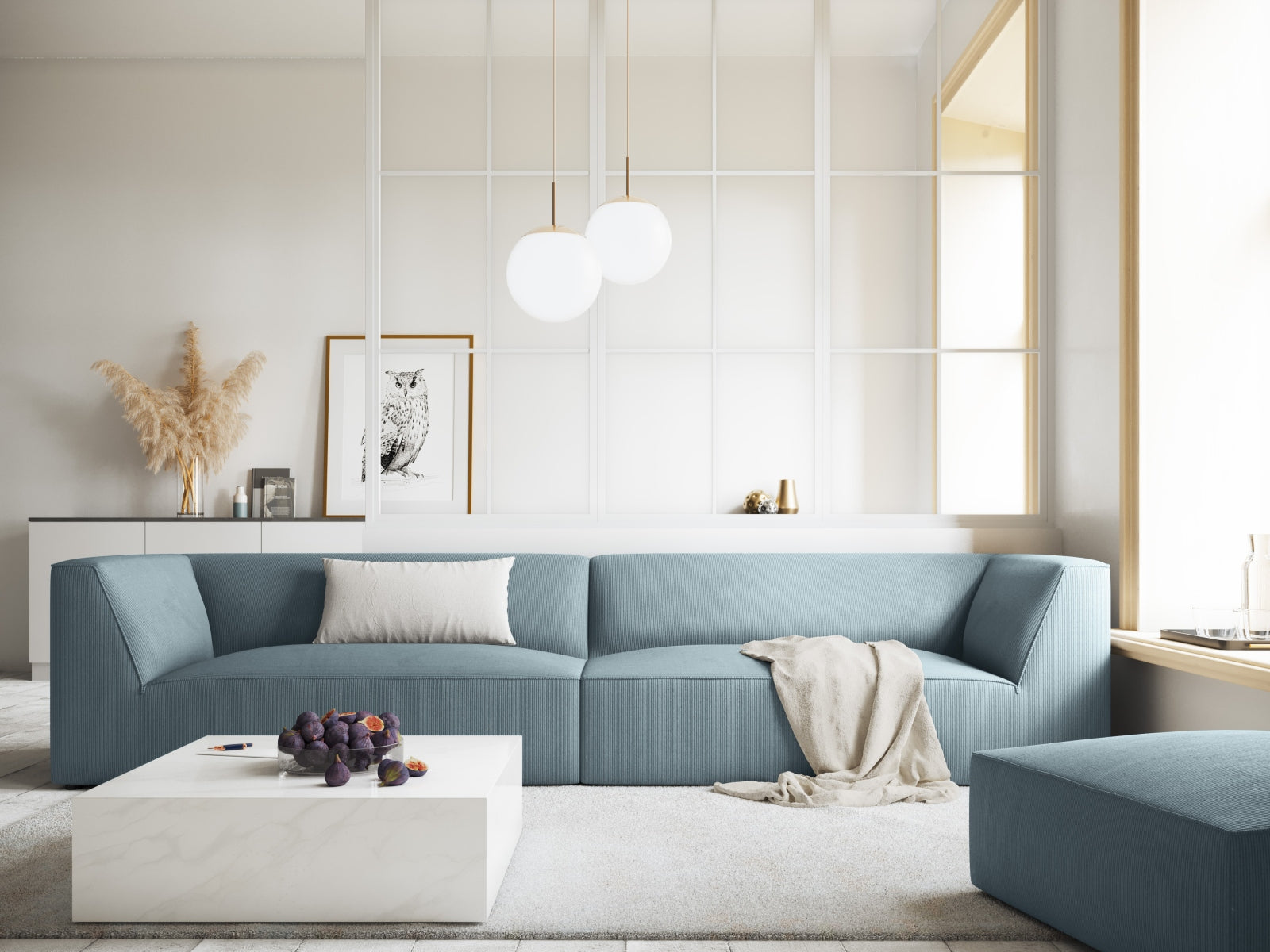 Elegantes Ruby Sofa für 4 Personen in sanftem Blau, stilvoll inszeniert im modernen Wohnambiente von Micadoni.