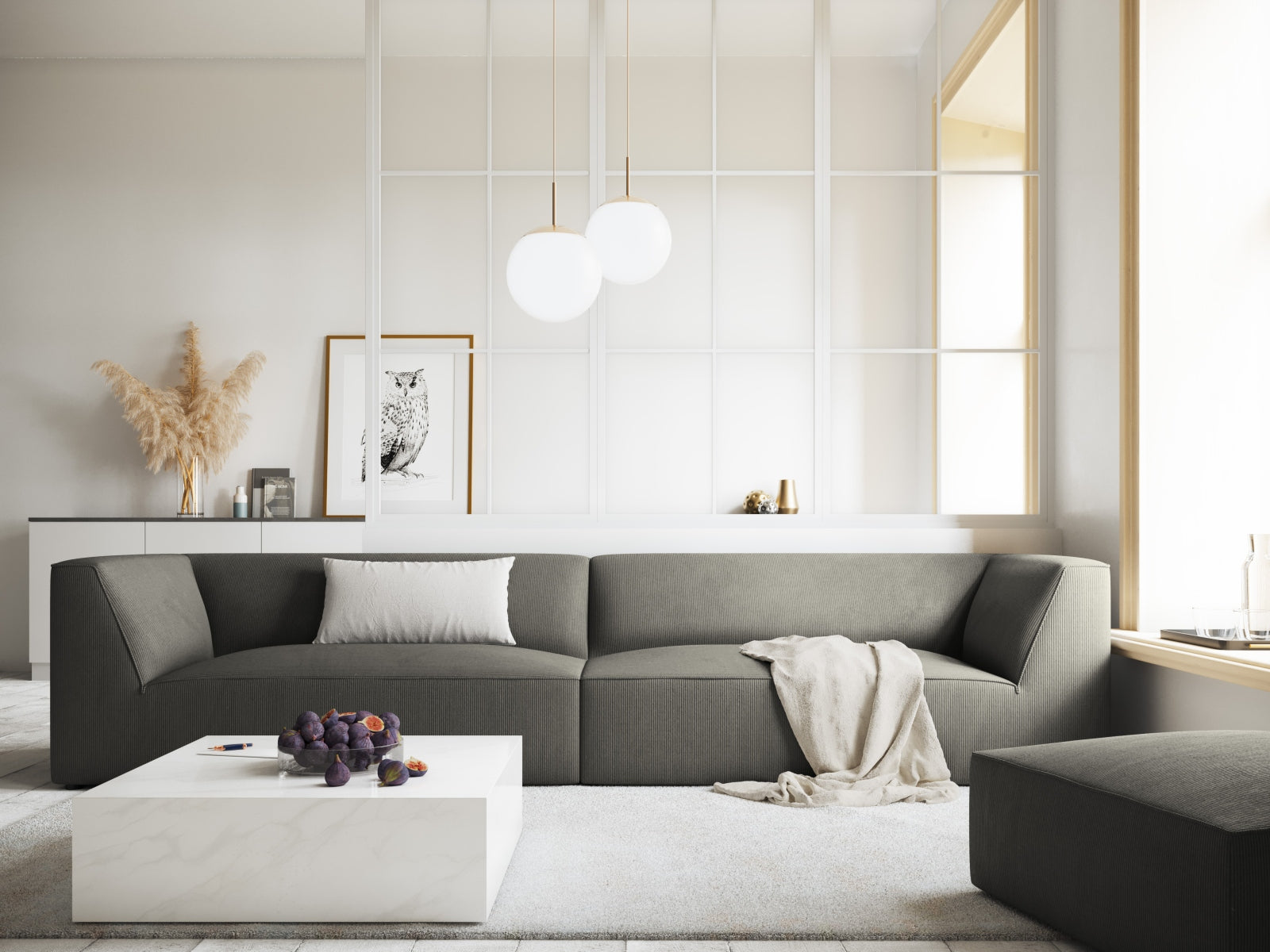 Elegantes Ruby Sofa für 4 Personen in sanftem Hellgrau, stilvoll inszeniert im modernen Wohnambiente von KAQTU Design AG.