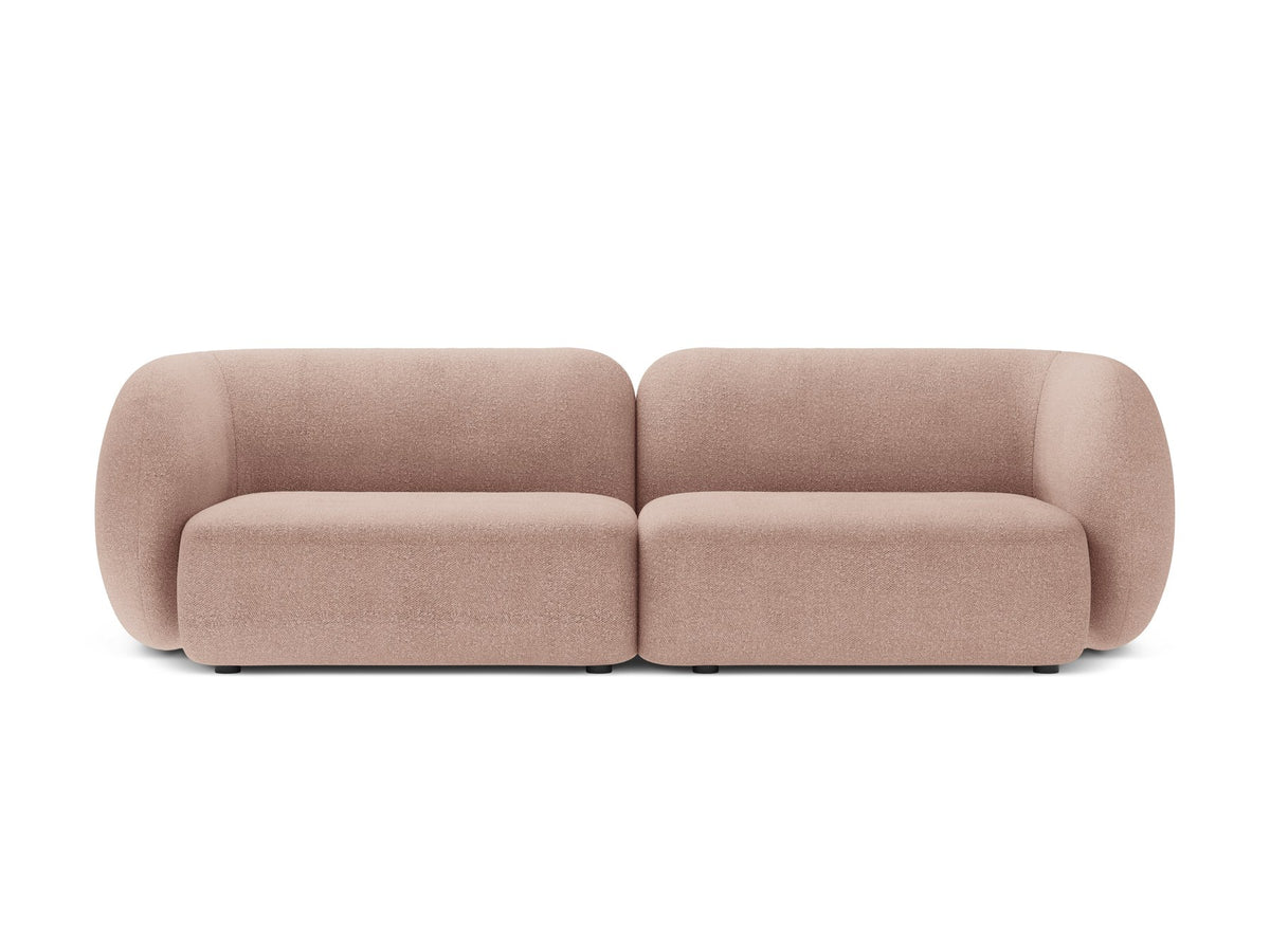 Weisses 4er Sofa Kate von Micadoni mit strukturiertem Bouclé-Stoff, schwarzen Kunststoffbeinen und breiter Sitzfläche.