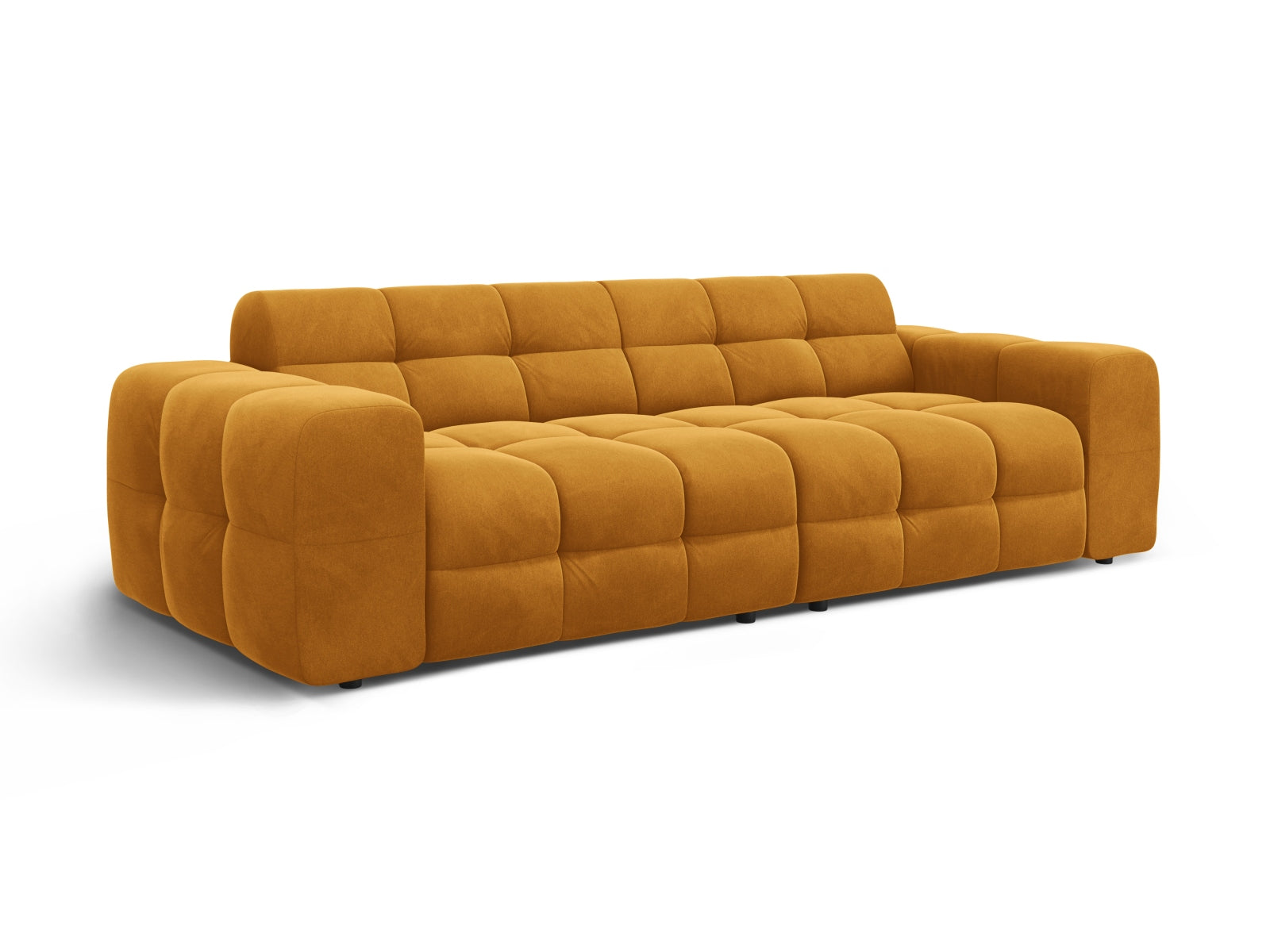 Stilvolles 4-Sitzer Kendal Velour Sofa in warmem Senfgelb, perfekt für moderne Wohnzimmer, angeboten von Micadoni.