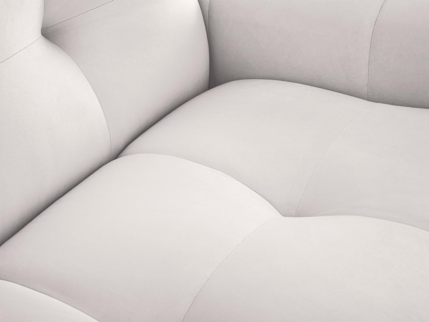 Luxuriöses Kendal Velour Sofa in zartem Hellgrau, perfekt für moderne Wohnzimmer. Bequemes 4-Sitzer Modell von Micadoni.
