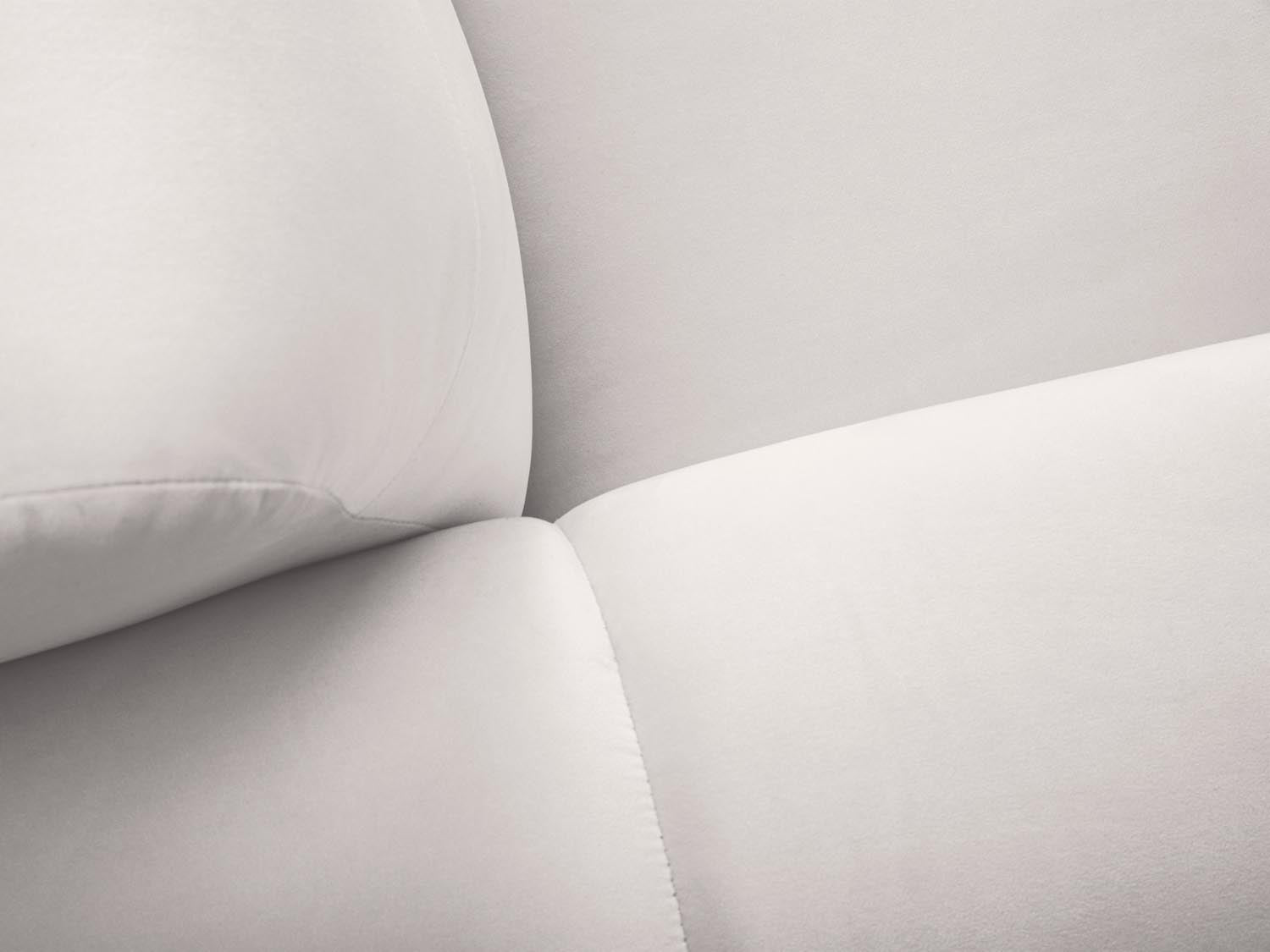 Elegantes Kendal Velour Sofa in sanftem Hellgrau, ideal für stilvolle Wohnräume. Komfortables 4-Sitzer Design von Micadoni.
