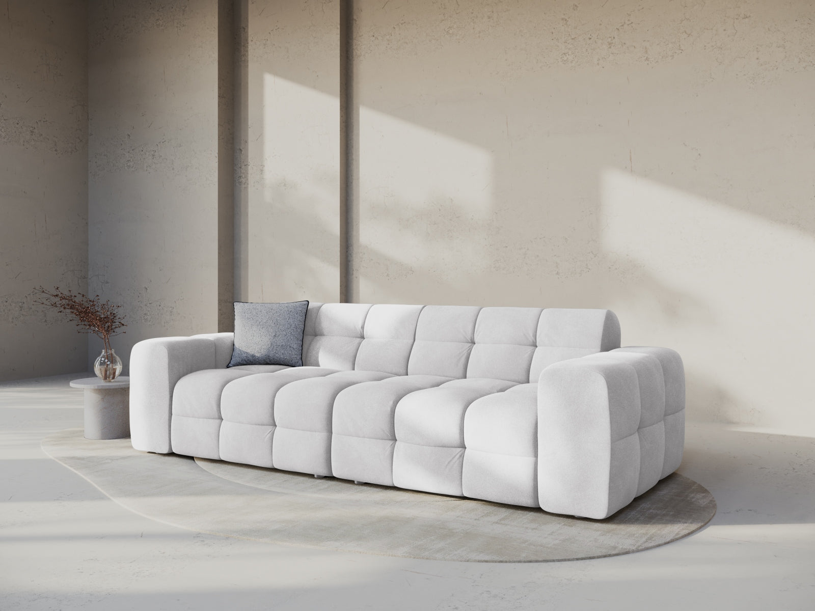 Elegantes Kendal Velour Sofa in sanftem Hellgrau, ideal für stilvolle Wohnräume. Komfortables 4-Sitzer Design von Micadoni.
