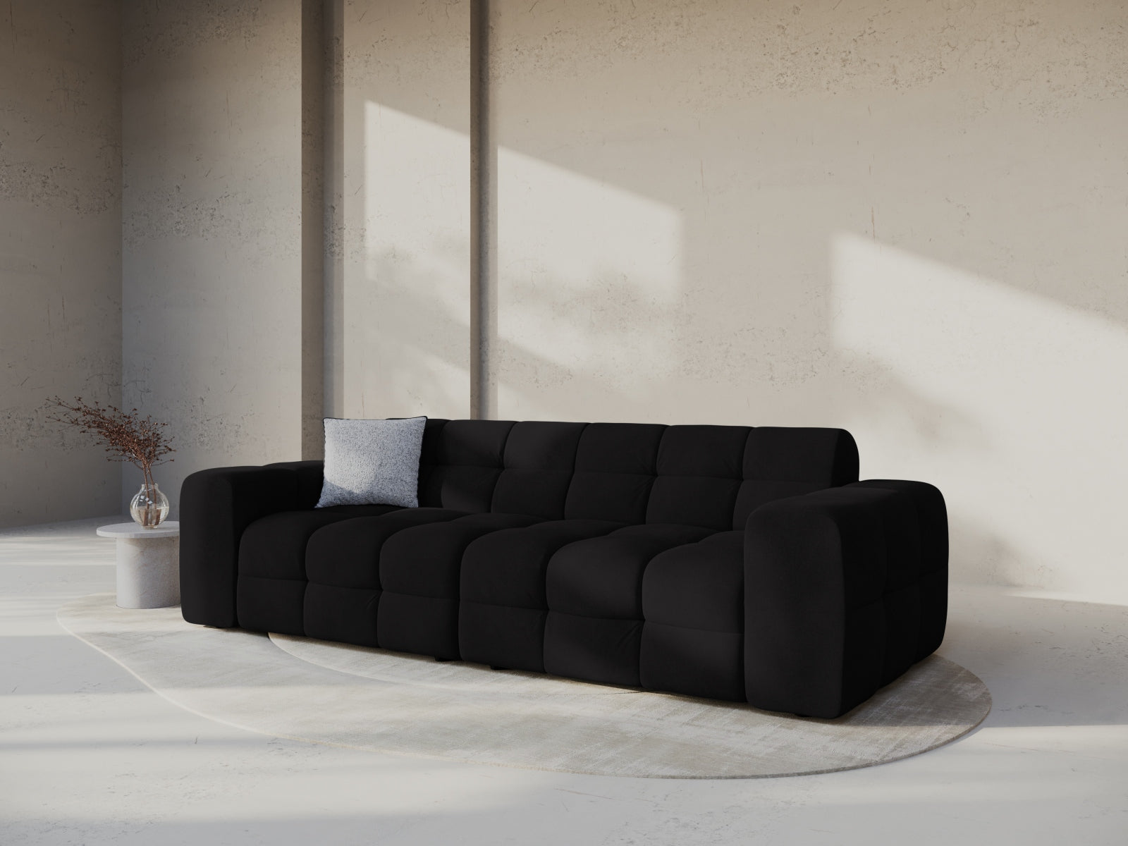 Elegantes Kendal Velour Sofa in edlem Schwarz, ideal für stilvolle Wohnräume. Komfortables 4-Sitzer-Design von Micadoni.