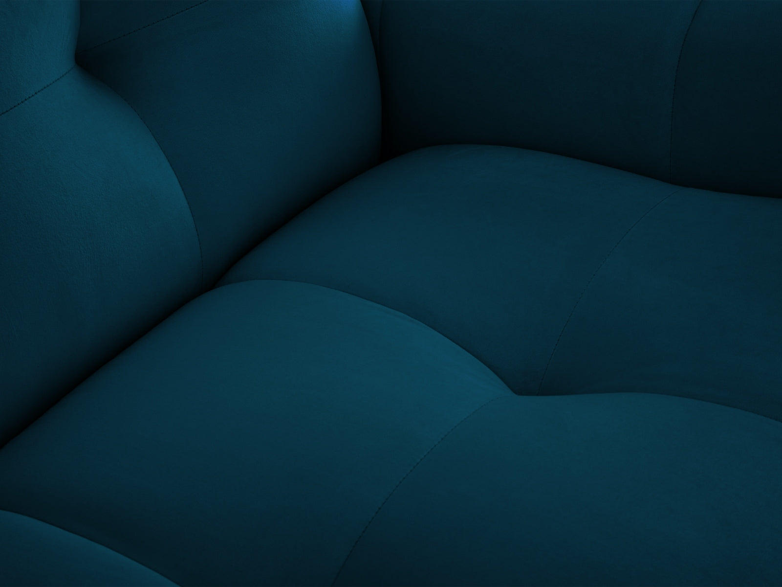 Luxuriöses Kendal Velour Sofa in tiefem Blau, 4-Sitzer von Micadoni, perfekt für moderne Wohnzimmer und entspannte Stunden.