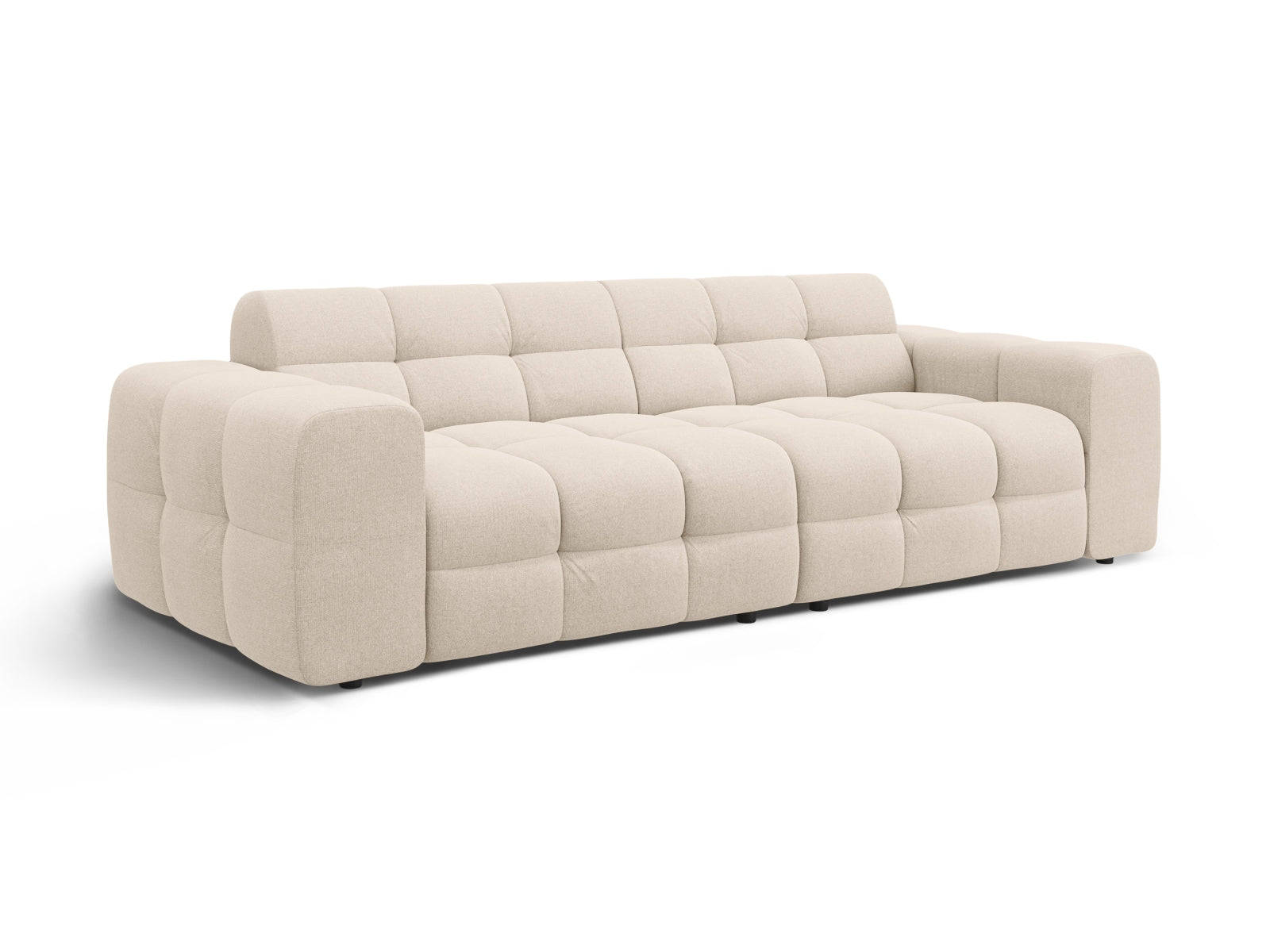Modernes Kendal 4-Sitzer Sofa in zartem Beige, perfekt für gemütliche Wohnzimmer. Hochwertige Materialien und stilvolles Design von Micadoni.