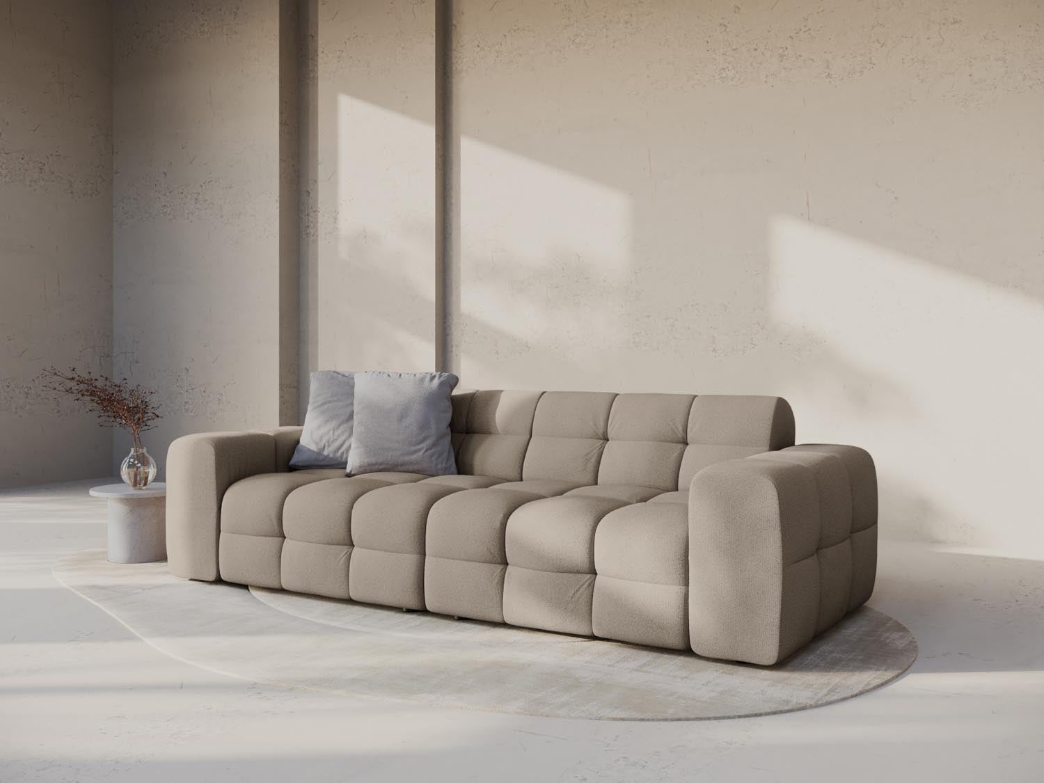Elegantes Kendal 4-Sitzer Sofa in dunkelbeige, stilvoll und modern, ideal für jedes Wohnzimmer, präsentiert von Micadoni.