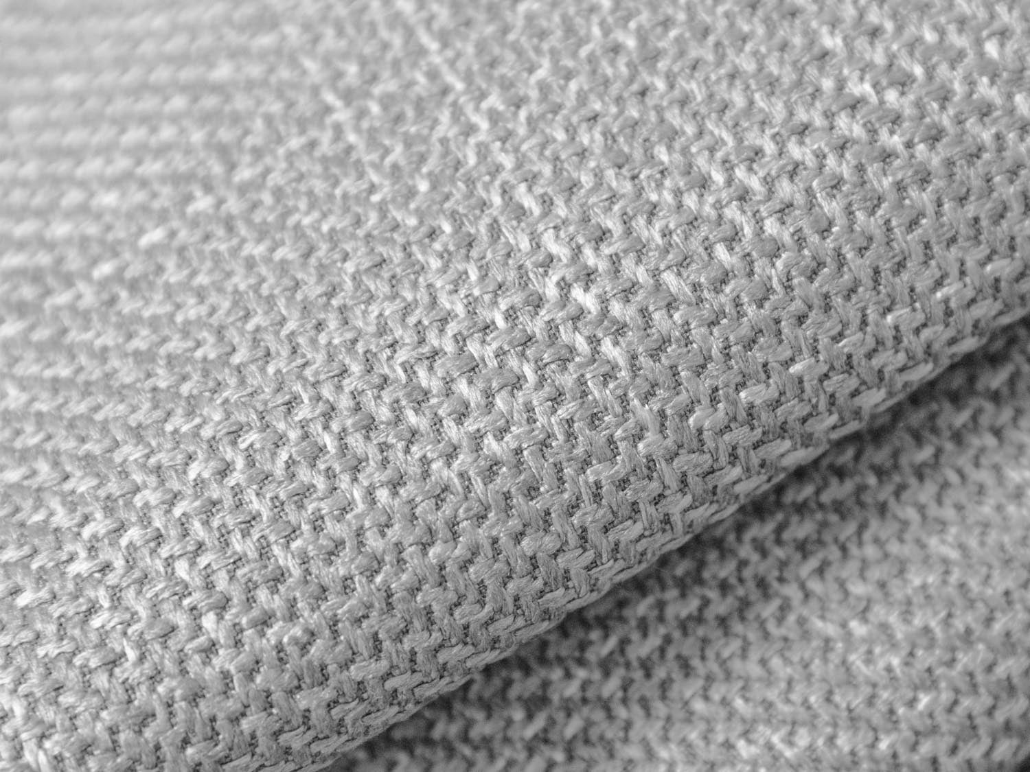 Modernes Kendal 4-Sitzer Sofa in sanftem Grau, perfekt für entspannte Abende und geschmackvolle Wohnräume.