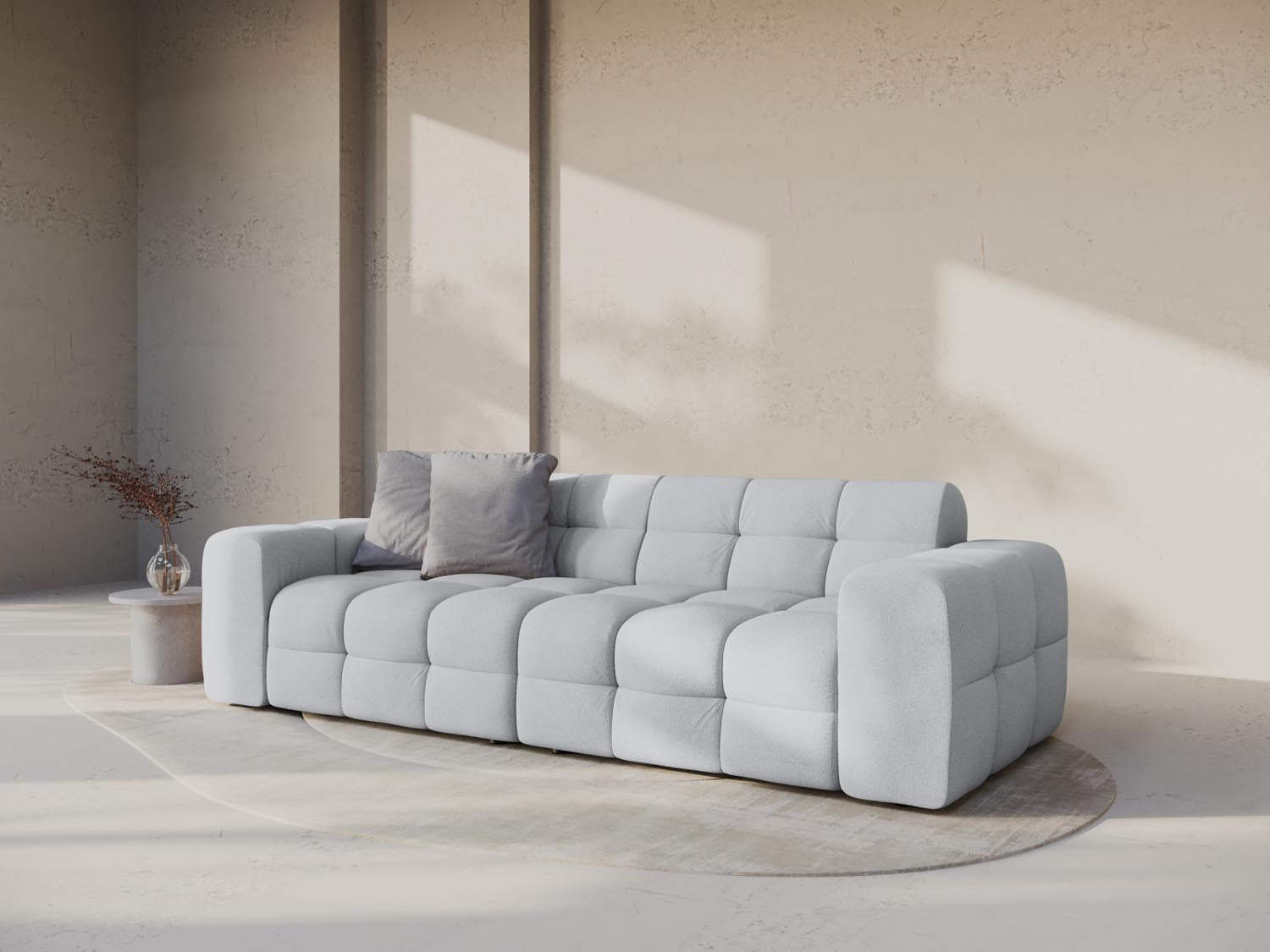 Elegantes Kendal 4-Sitzer Sofa in hellem Grau, stilvoll inszeniert für modernes Wohndesign. Ideal für gemütliche Wohnzimmer.