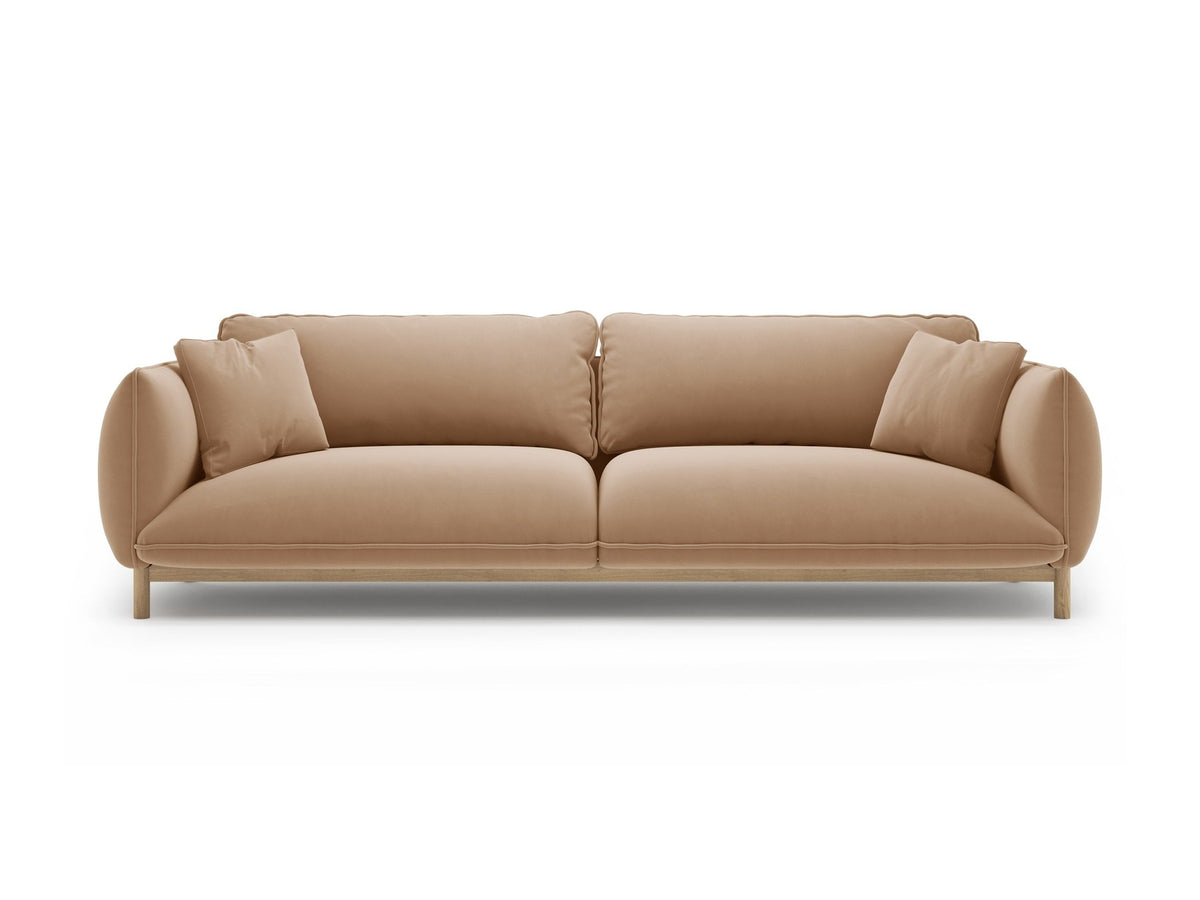 Vierersofa Ada von Micadoni in Mandel beige mit Casino-Stoffbezug, gerundeten Armlehnen und sichtbarem Buchenholzgestell auf Holzbeinen.