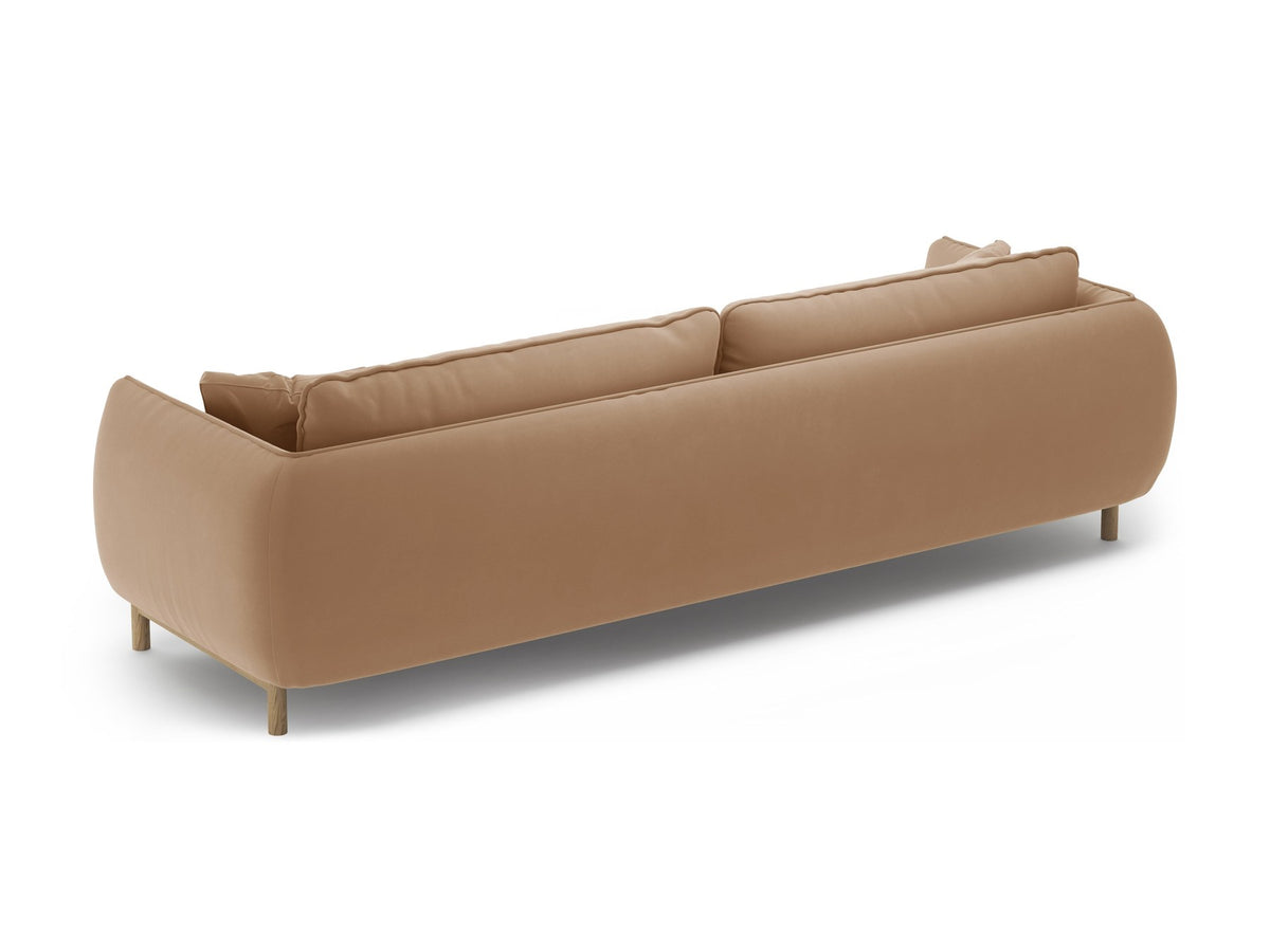 Vierersofa Ada von Micadoni in Mandel beige mit Casino-Stoffbezug, gerundeten Armlehnen und sichtbarem Buchenholzgestell auf Holzbeinen.
