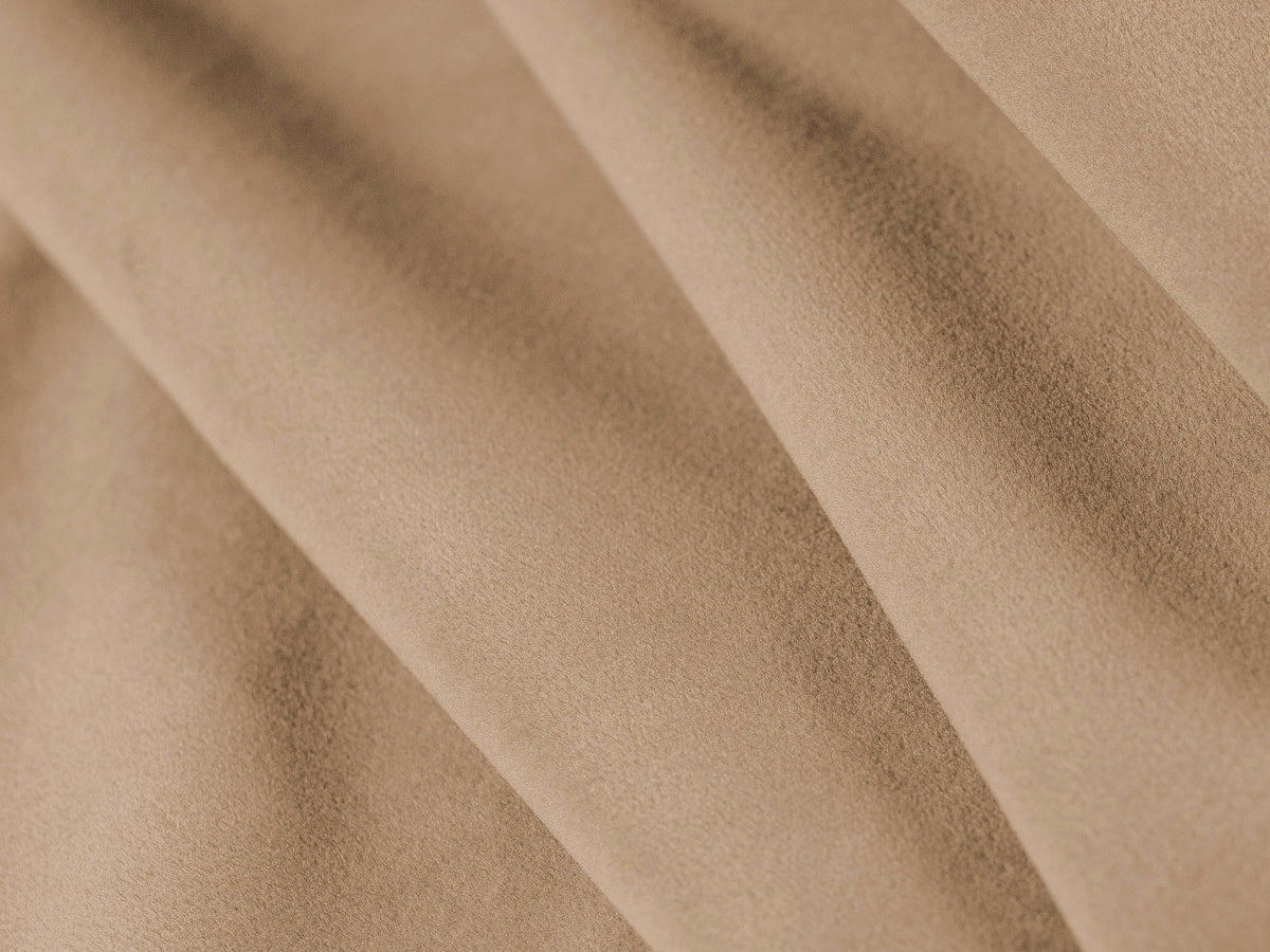 Vierersofa Ada von Micadoni in Mandel beige mit Casino-Stoffbezug, gerundeten Armlehnen und sichtbarem Buchenholzgestell auf Holzbeinen.