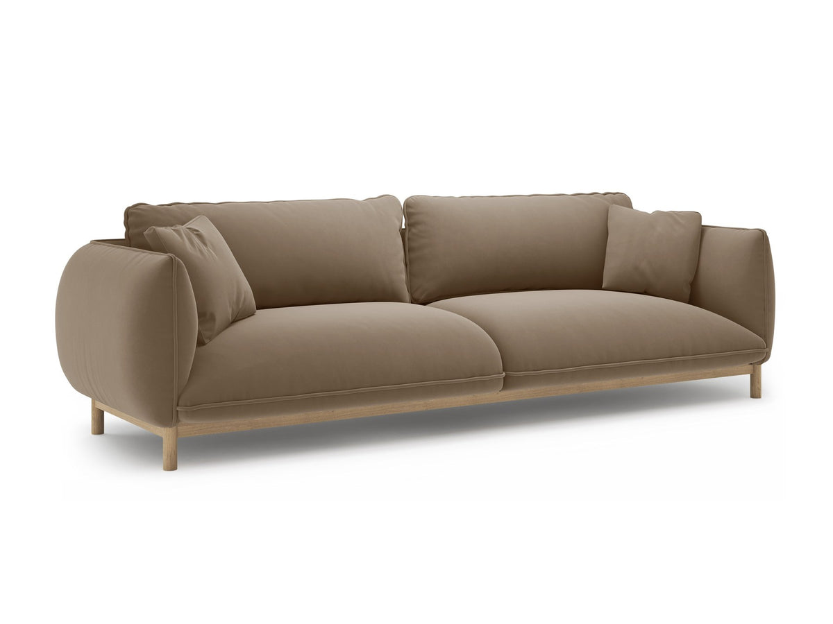 Vierersofa Ada von Micadoni in Mandel beige mit Casino-Stoffbezug, gerundeten Armlehnen und sichtbarem Buchenholzgestell auf Holzbeinen.