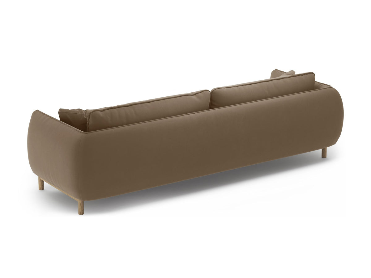 Vierersofa Ada von Micadoni in Mandel beige mit Casino-Stoffbezug, gerundeten Armlehnen und sichtbarem Buchenholzgestell auf Holzbeinen.