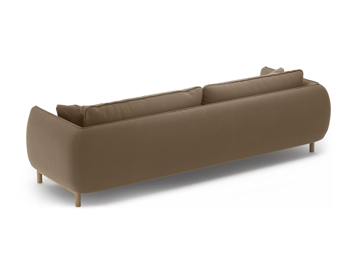 Vierersofa Ada von Micadoni in Mandel beige mit Casino-Stoffbezug, gerundeten Armlehnen und sichtbarem Buchenholzgestell auf Holzbeinen.